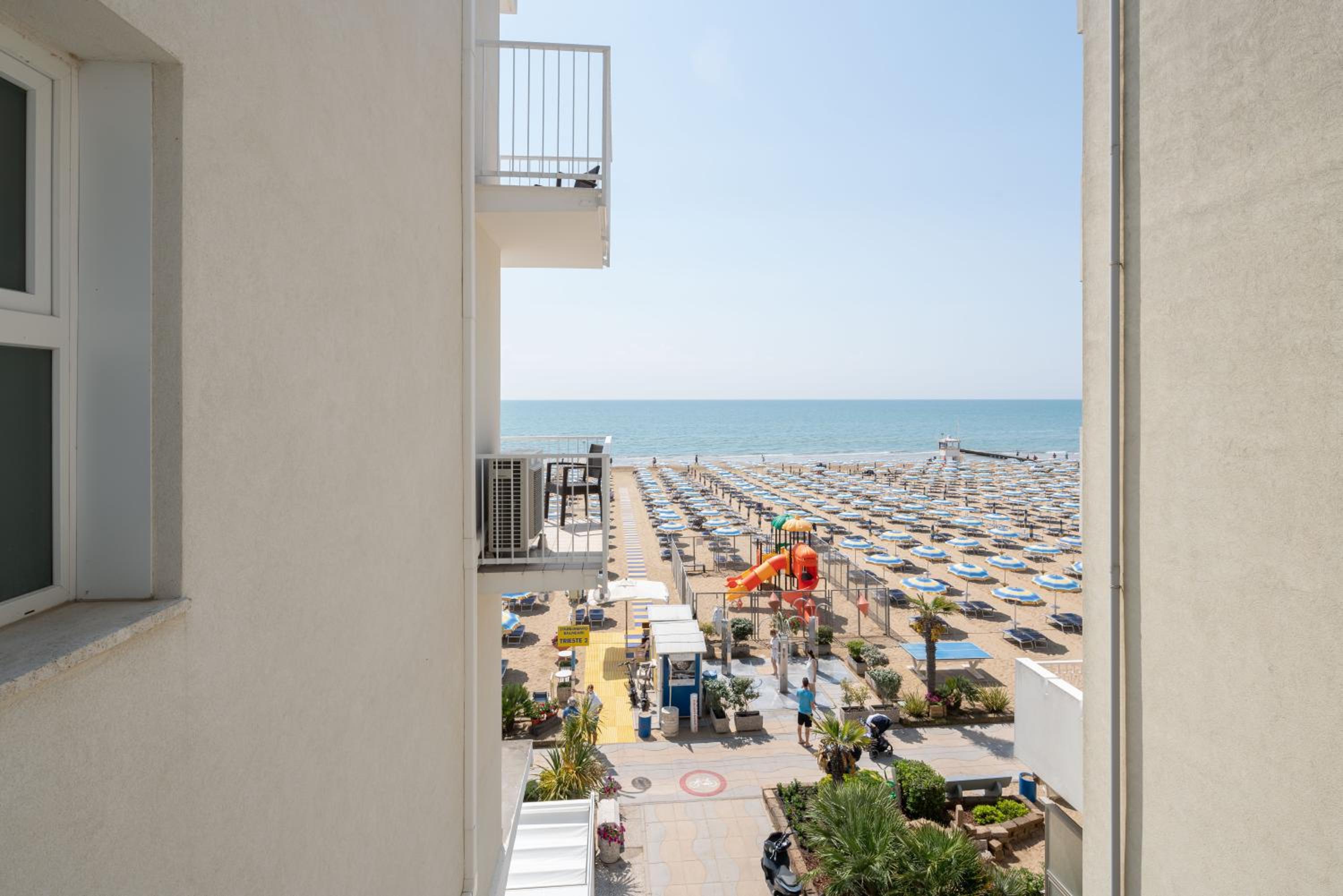 Comfort Double Room with Side Sea View - Photo 15
