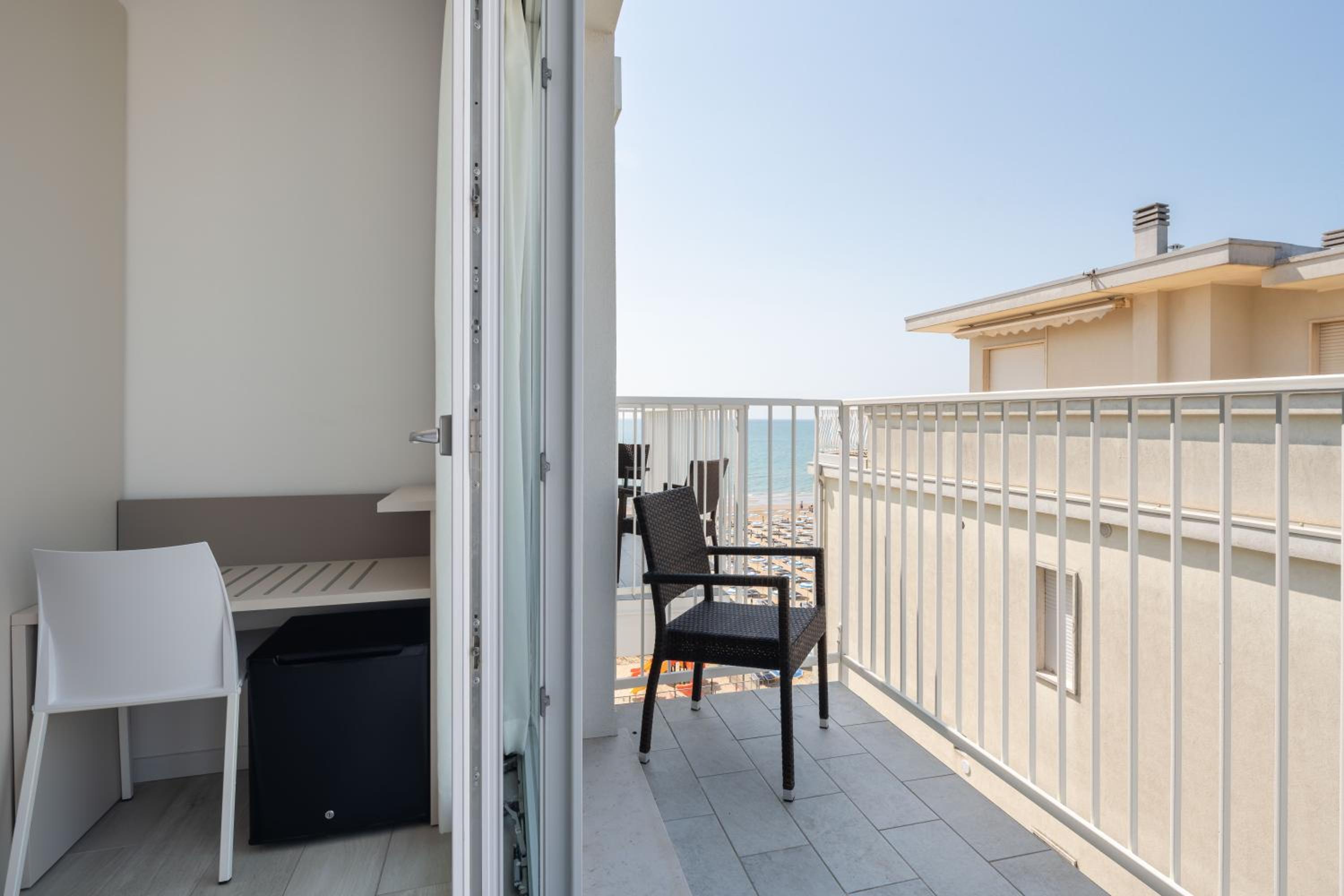 Deluxe Double Room with Side Sea View - Photo 17