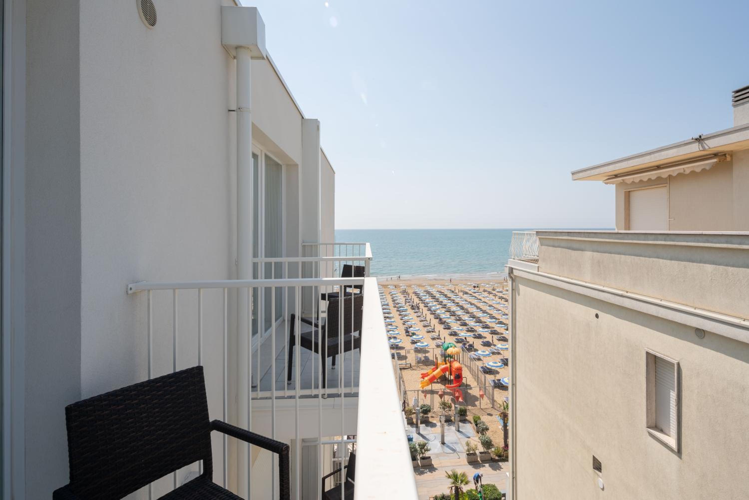 Deluxe Double Room with Side Sea View - Photo 19