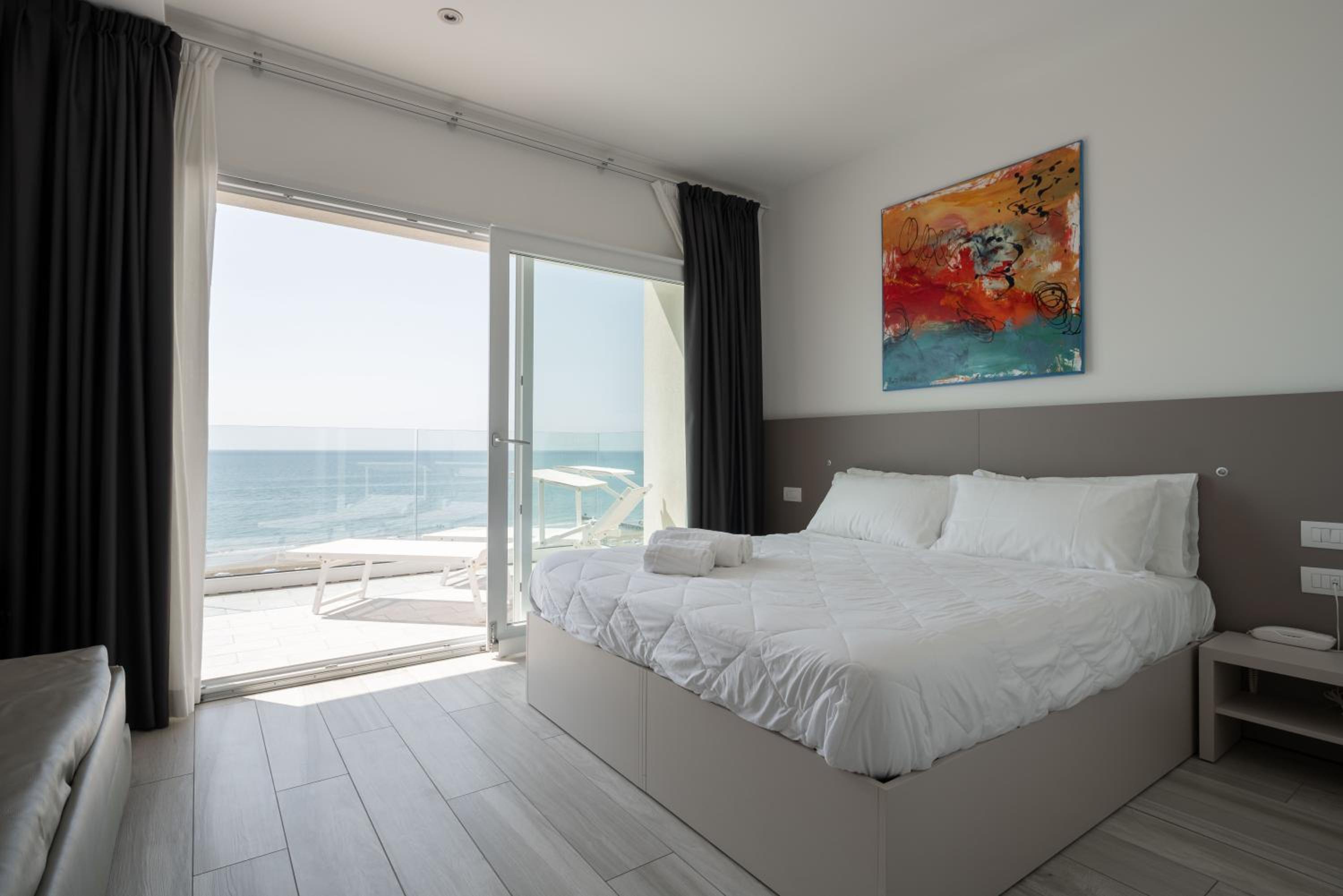 Deluxe Double Room with Front Sea View - Photo 10