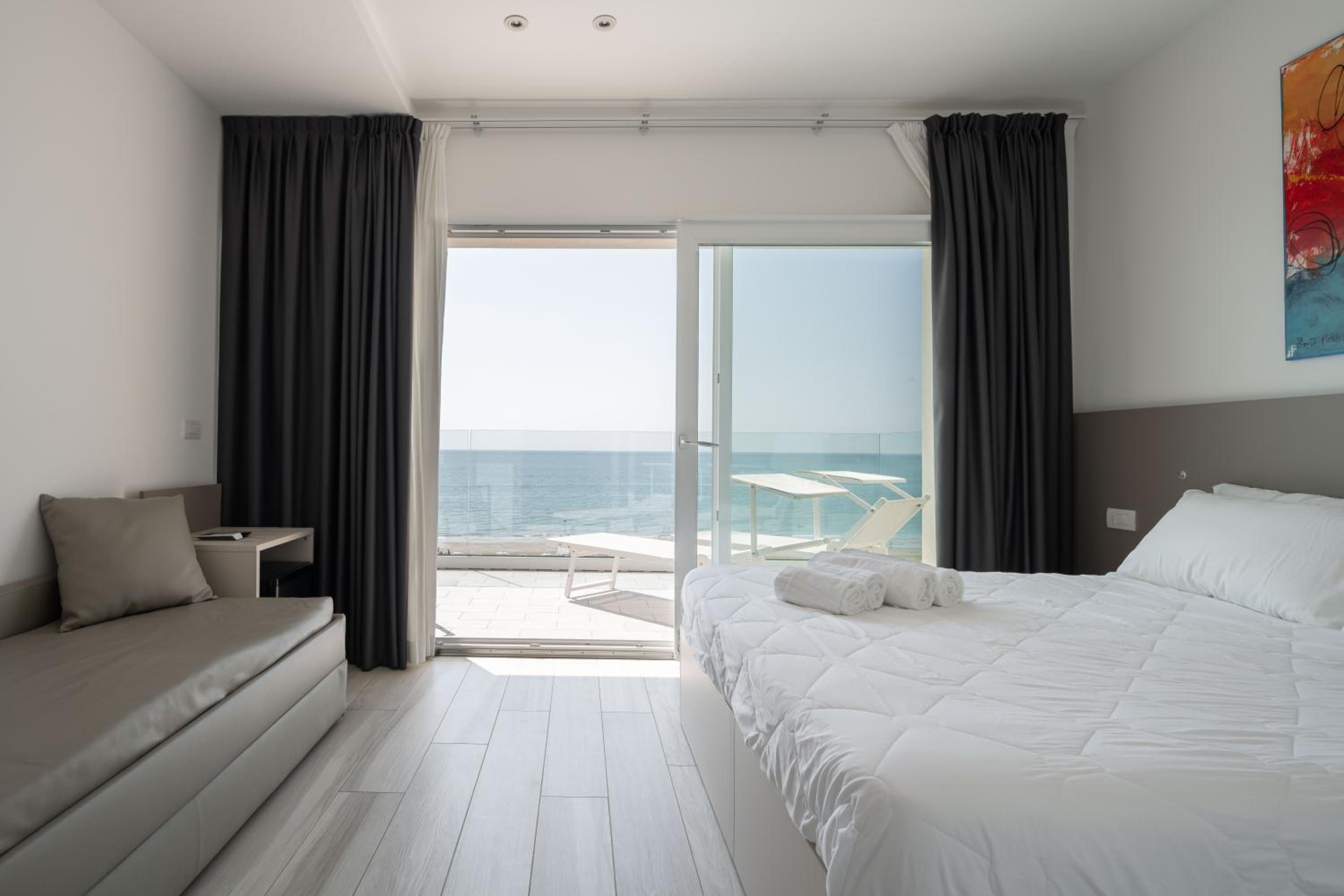 Deluxe Double Room with Front Sea View - Photo 1