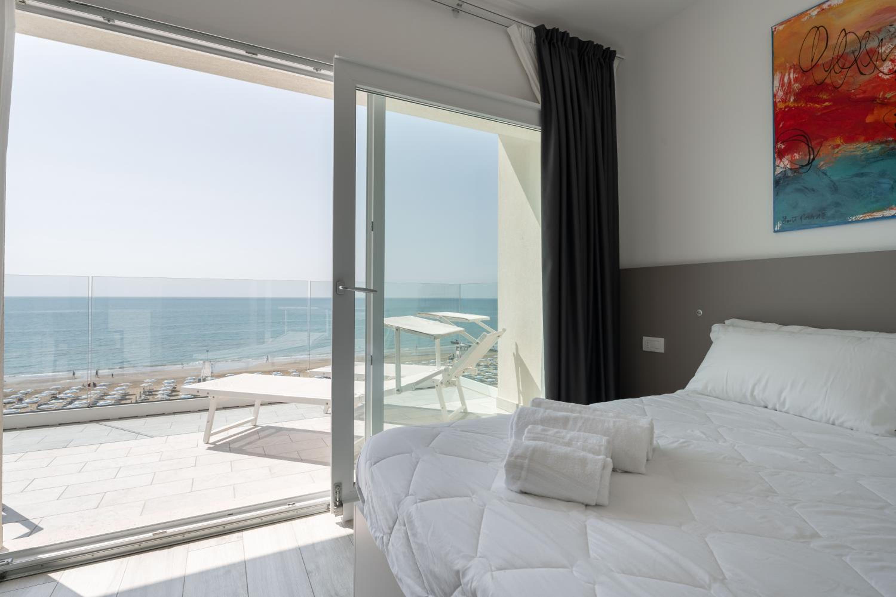Deluxe Double Room with Front Sea View - Photo 2