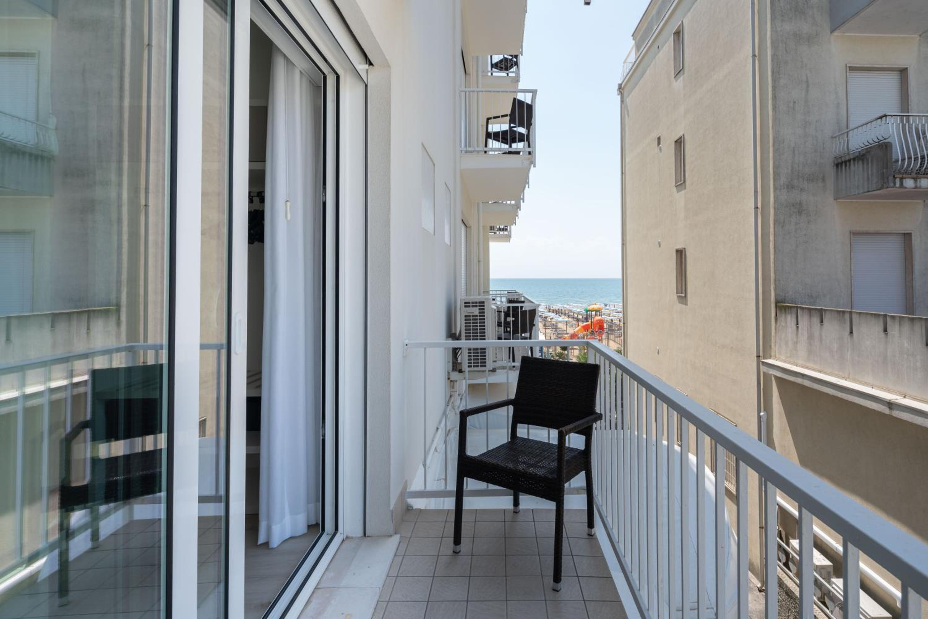 Standard Room with Side Sea View - Photo 10