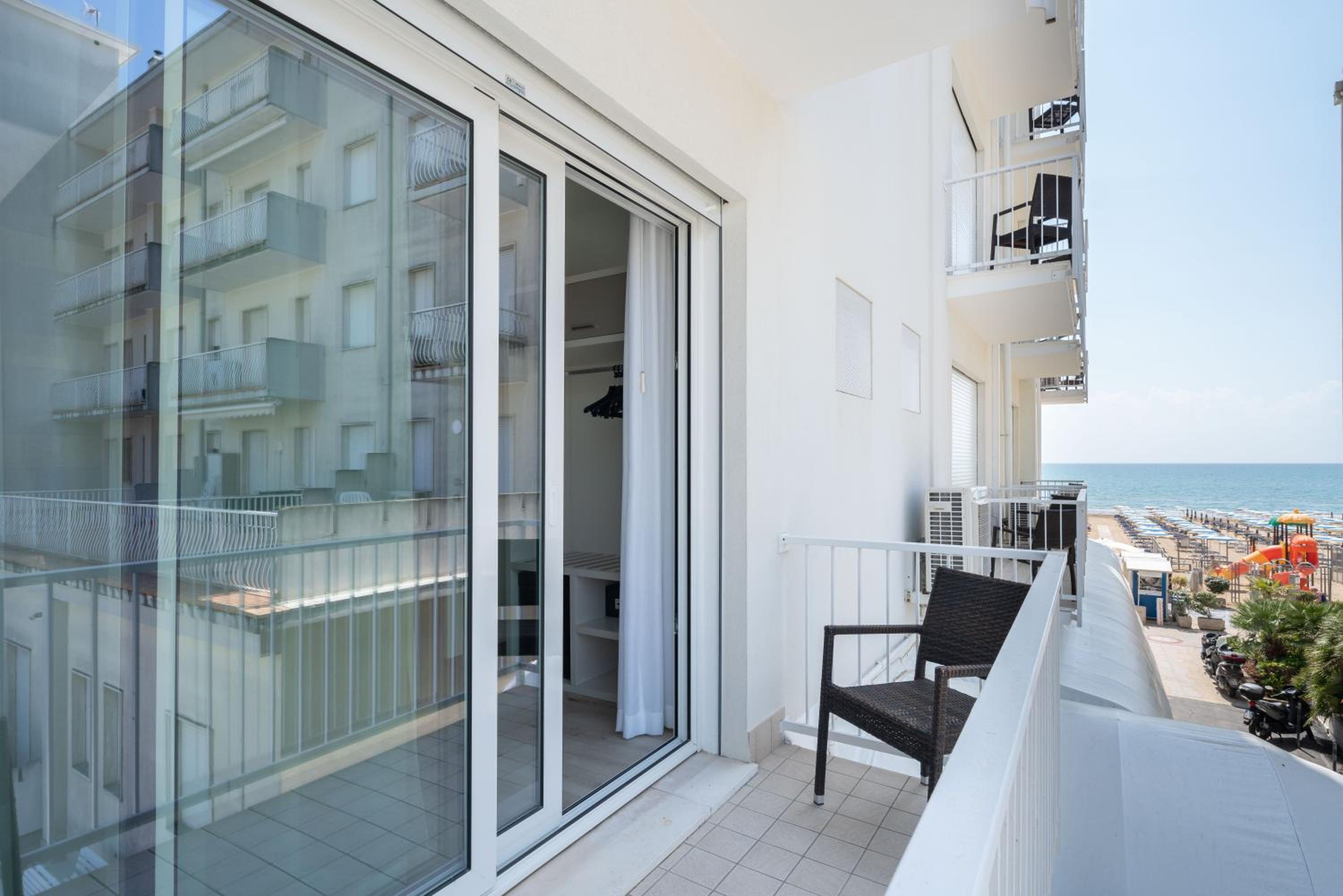 Standard Room with Side Sea View - Photo 11