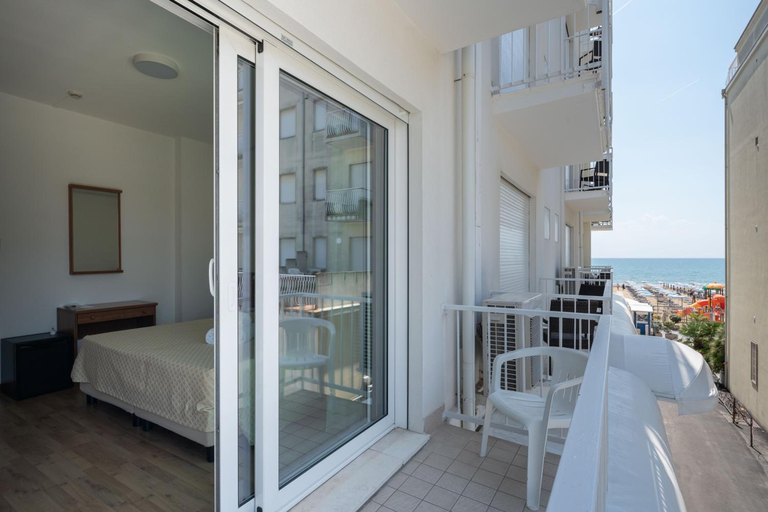 Standard Room with Side Sea View - Photo 12