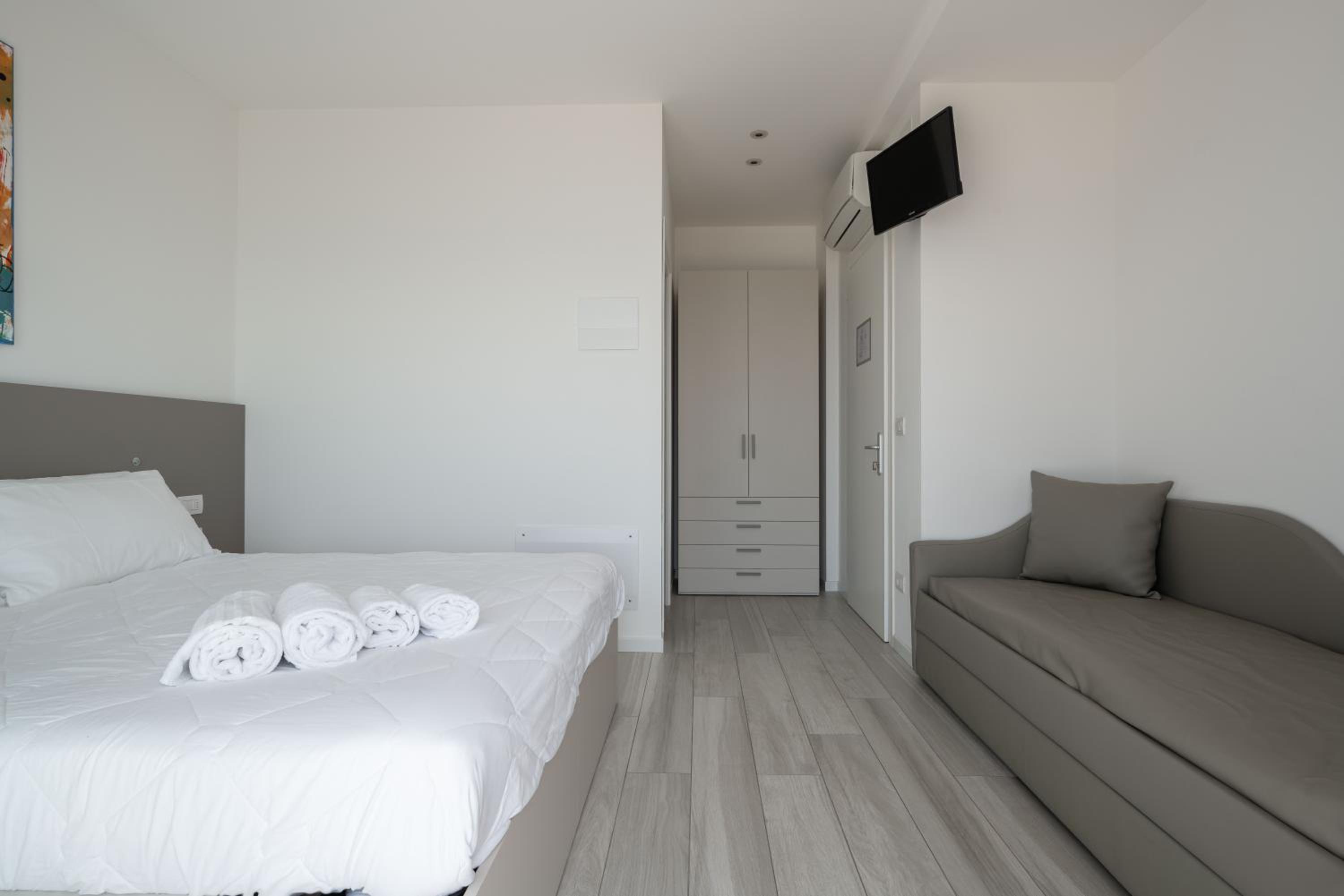 Deluxe Double Room with Front Sea View - Photo 14