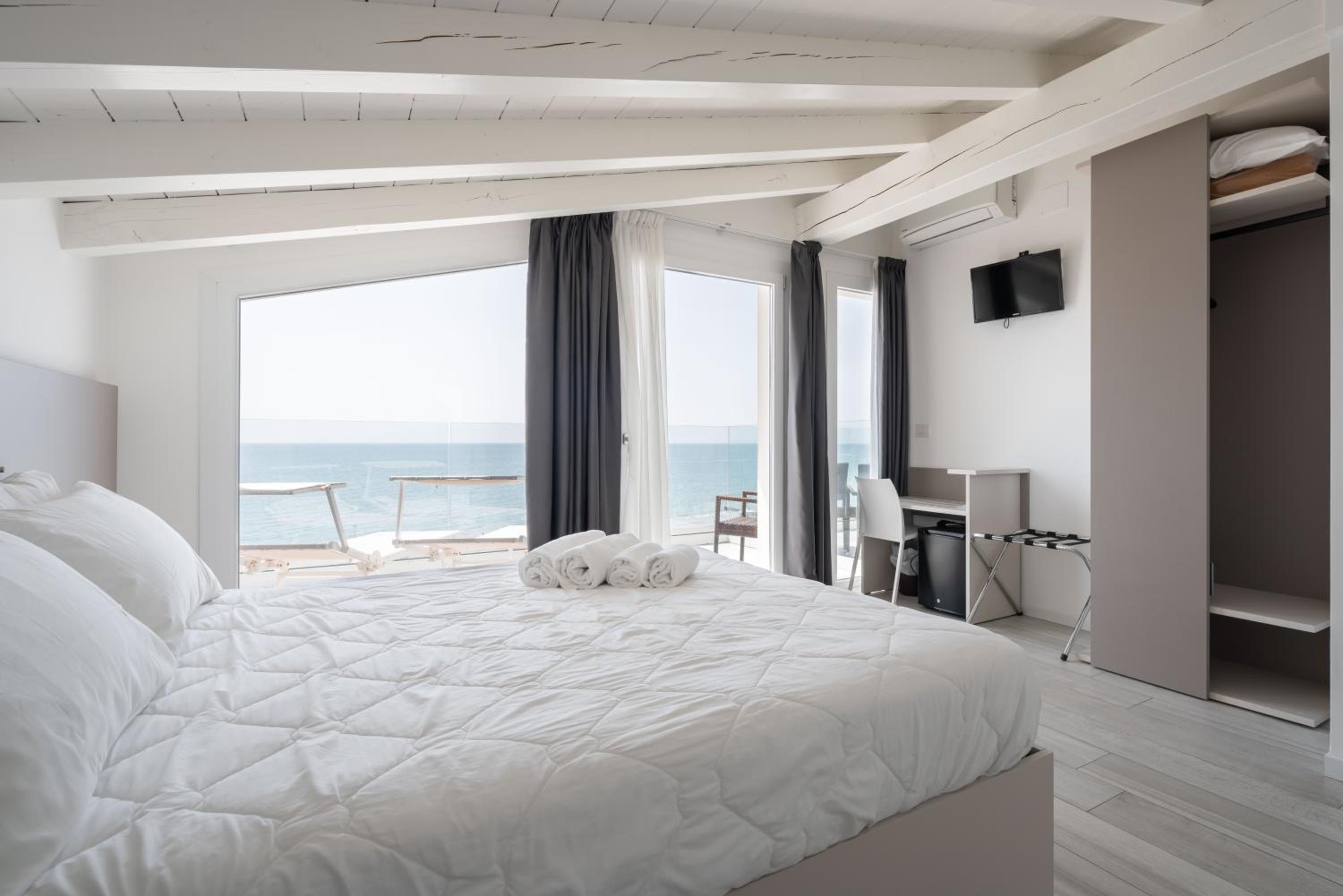 Deluxe Double Room with Front Sea View - Photo 9