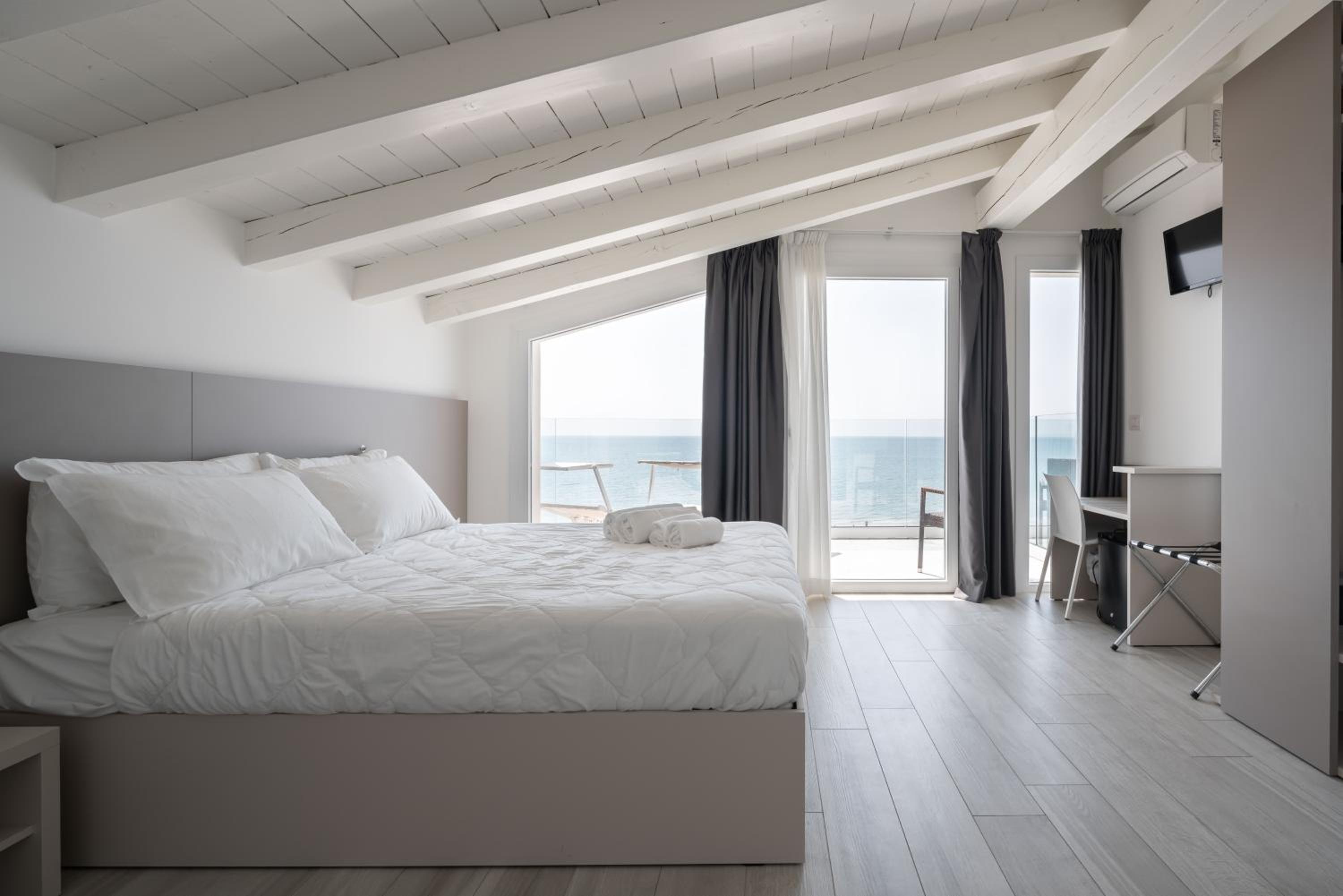 Deluxe Double Room with Front Sea View - Photo 12