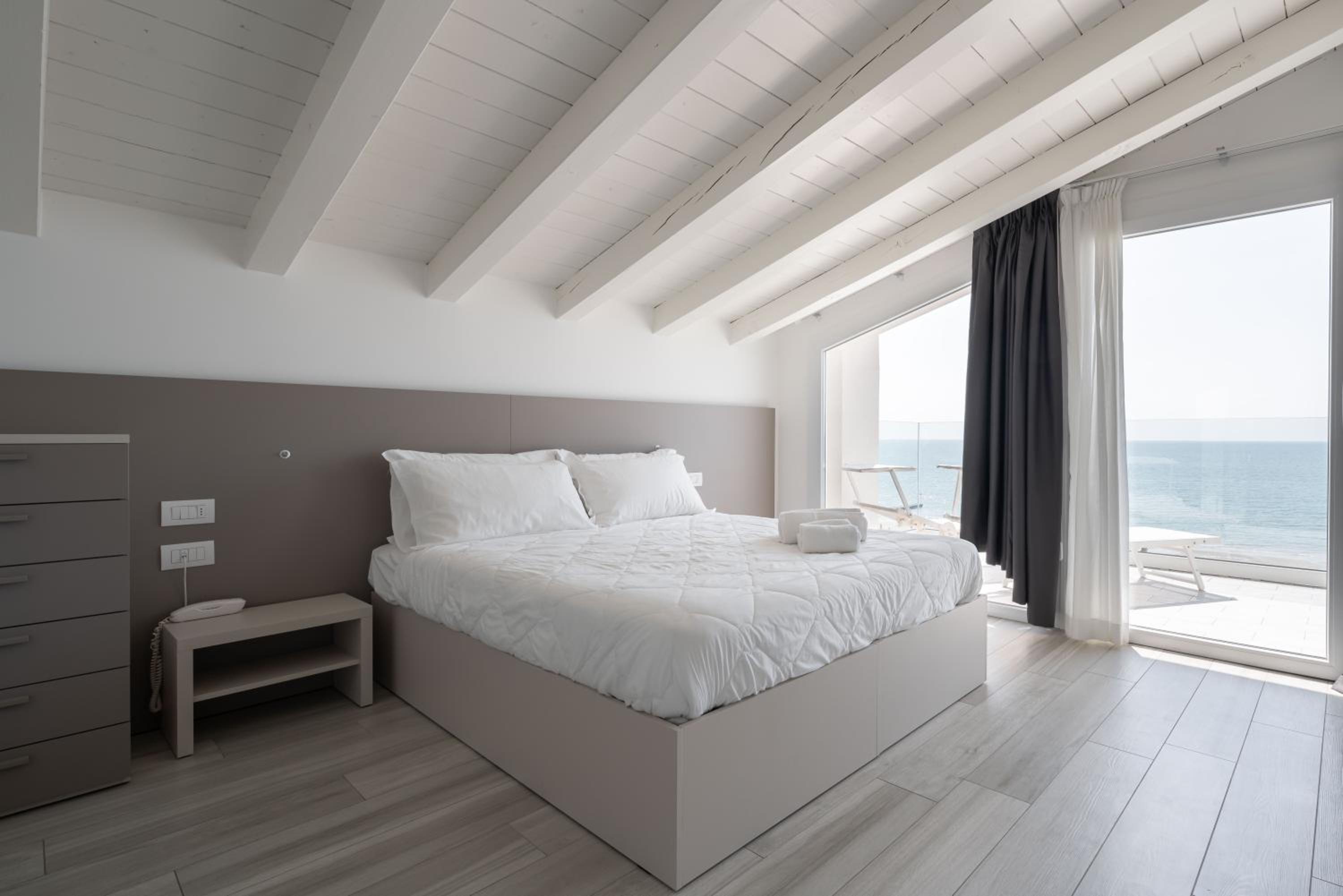 Deluxe Double Room with Front Sea View - Photo 11