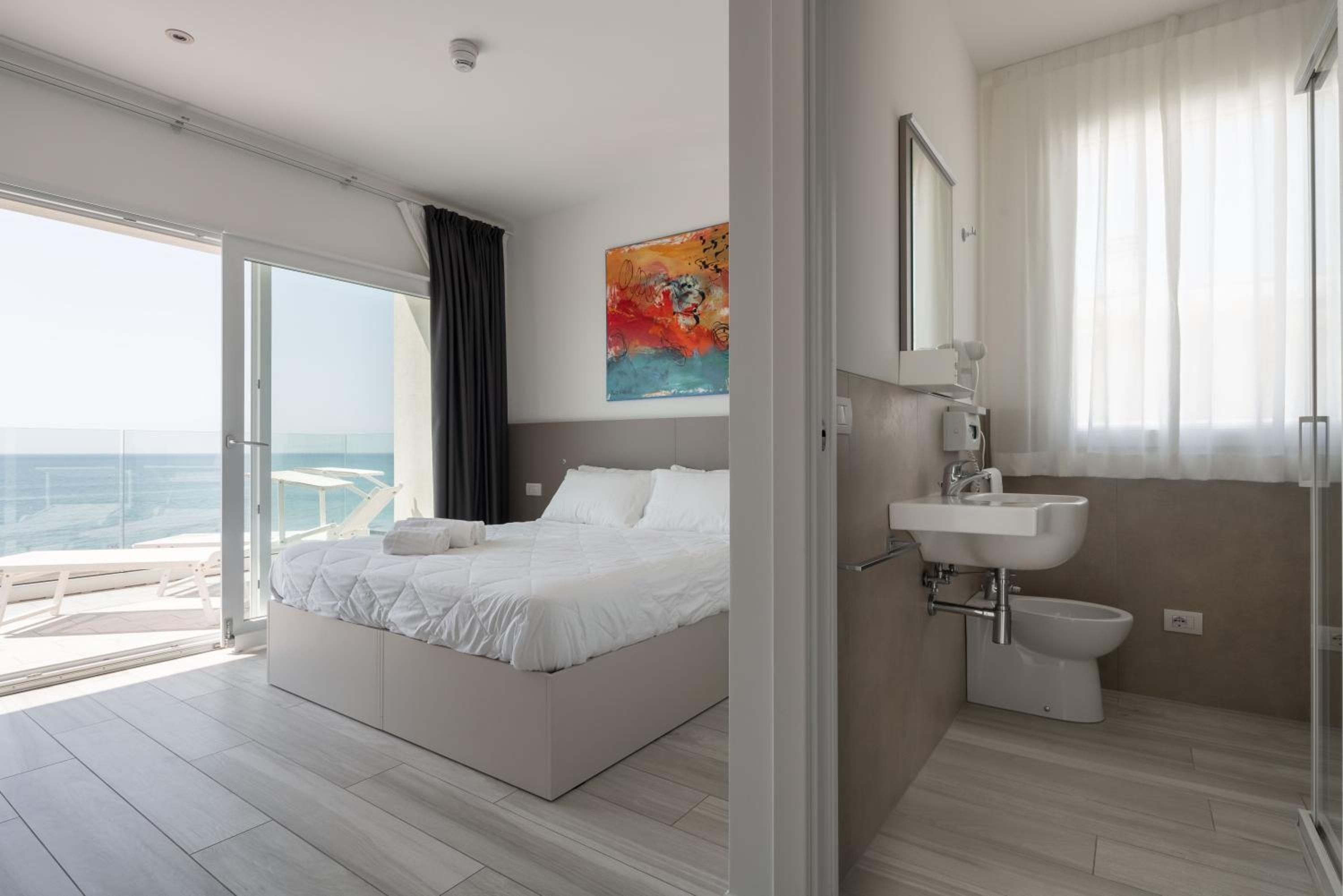 Deluxe Double Room with Front Sea View - Photo 13