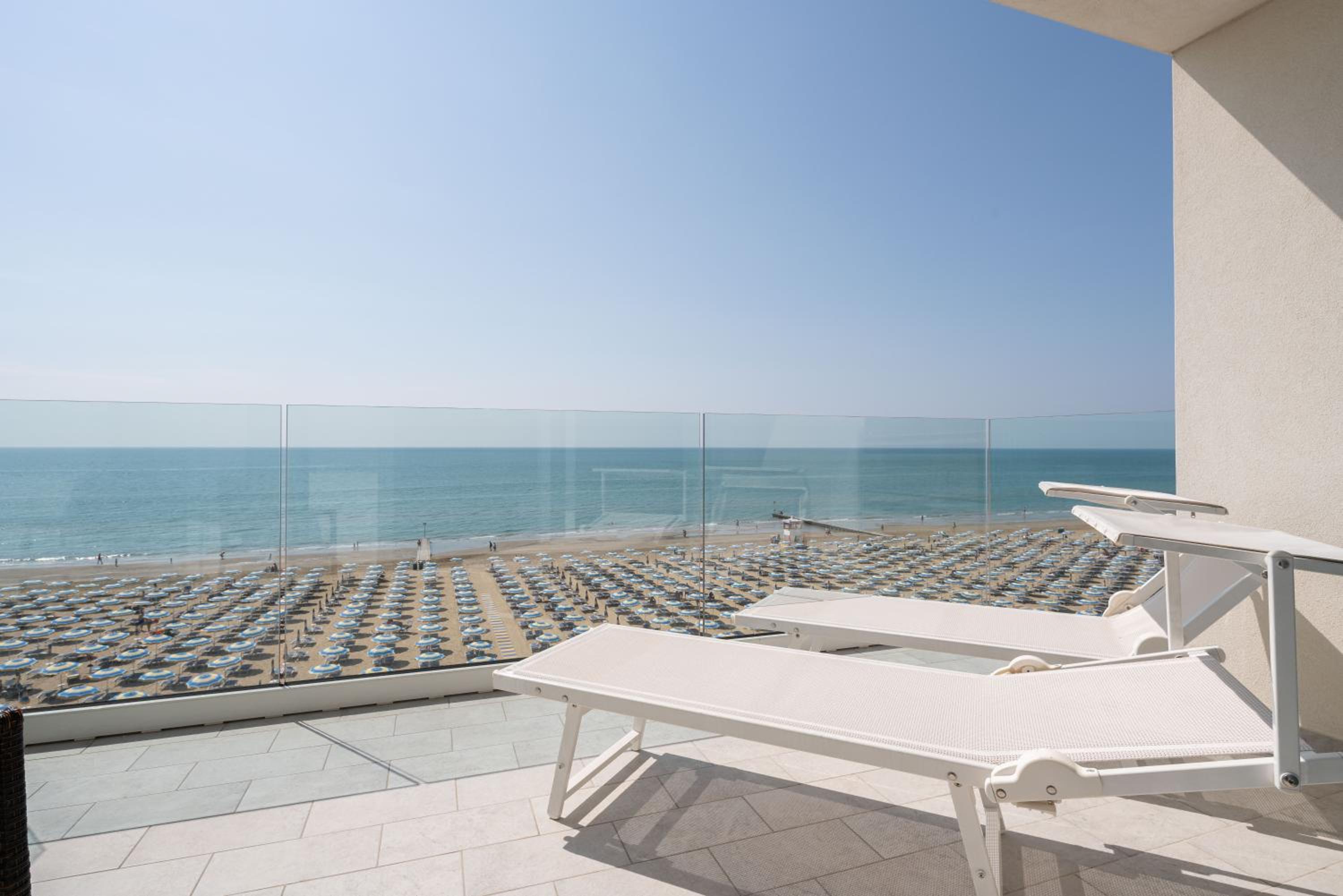 Deluxe Double Room with Front Sea View - Photo 5