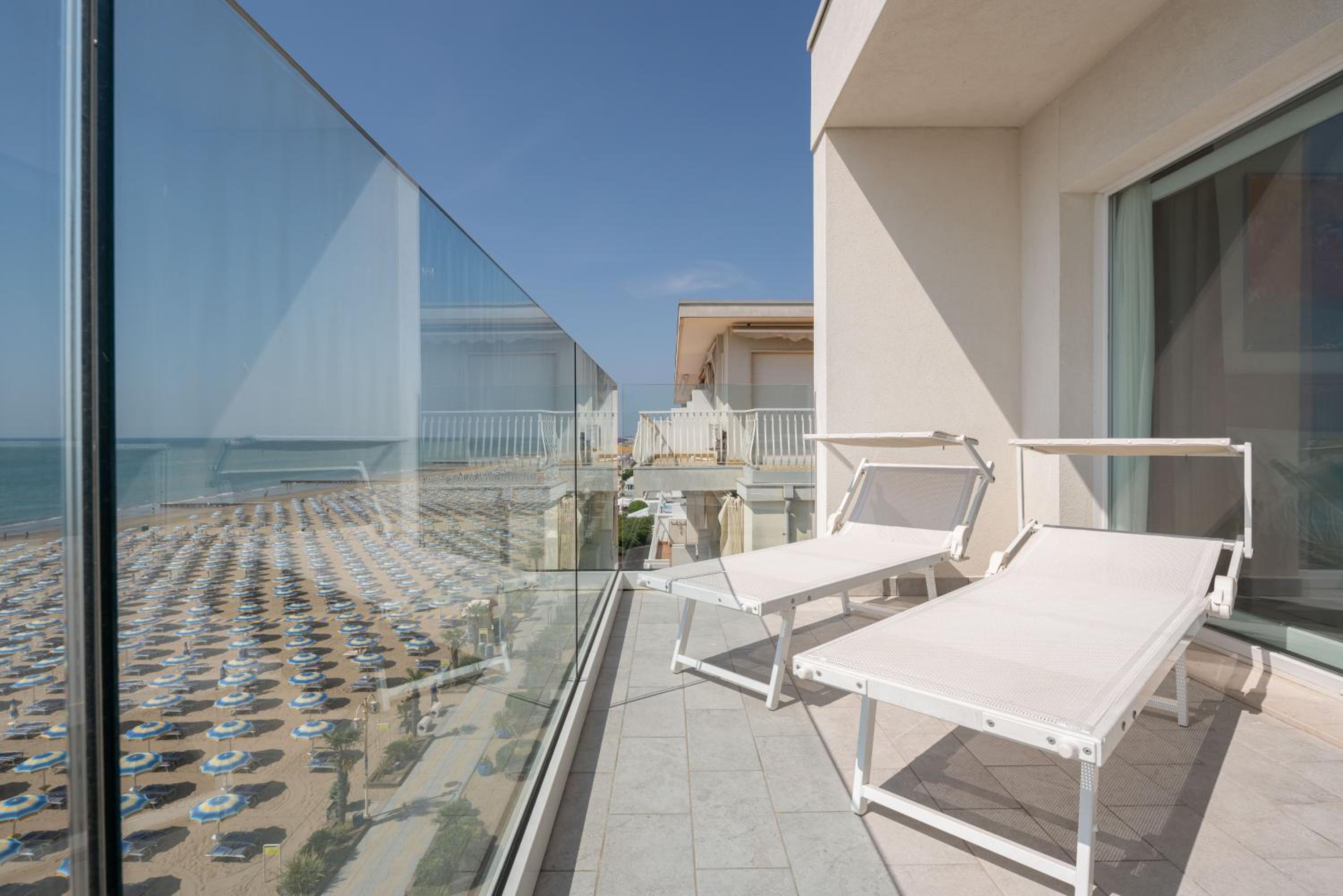 Deluxe Double Room with Front Sea View - Photo 3