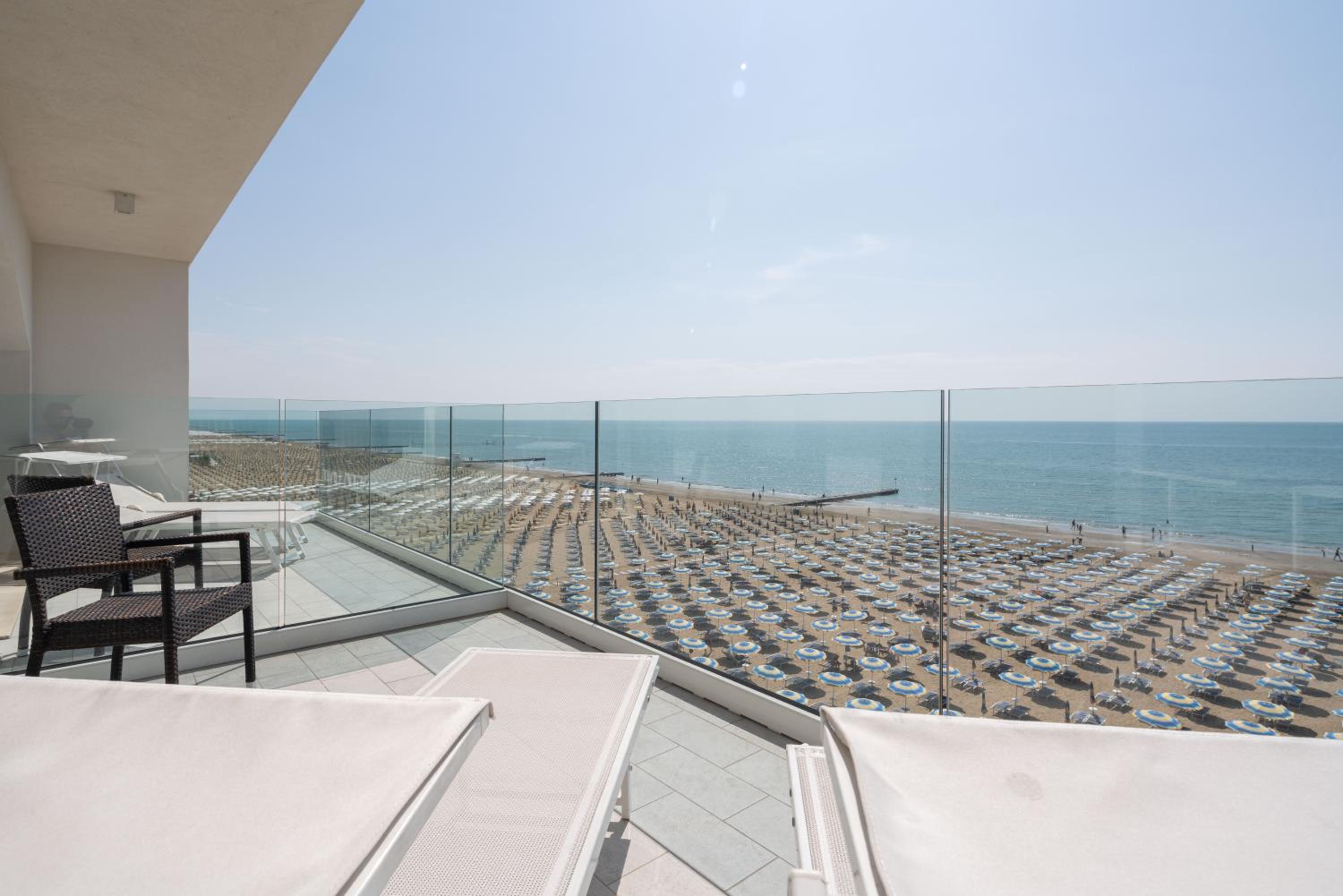 Deluxe Double Room with Front Sea View - Photo 8