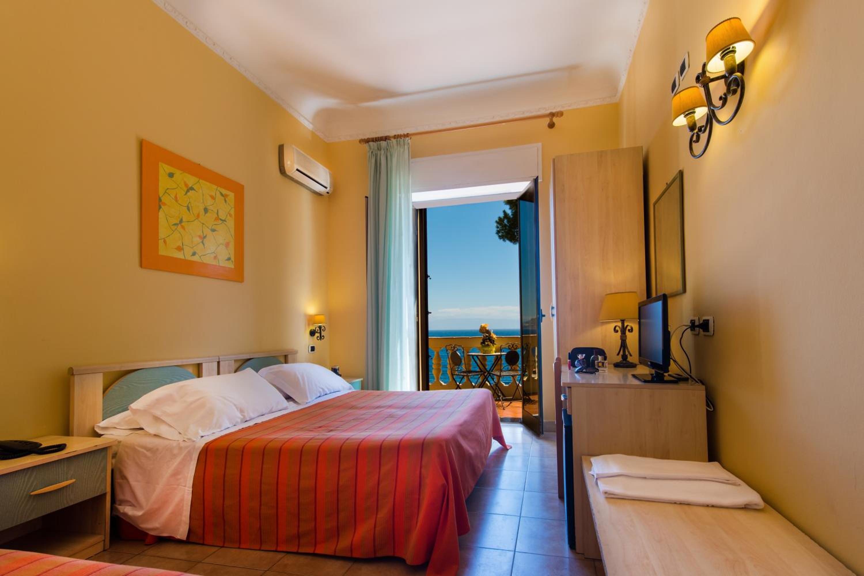Quarto Duplo com Varanda e Vista para o Mar