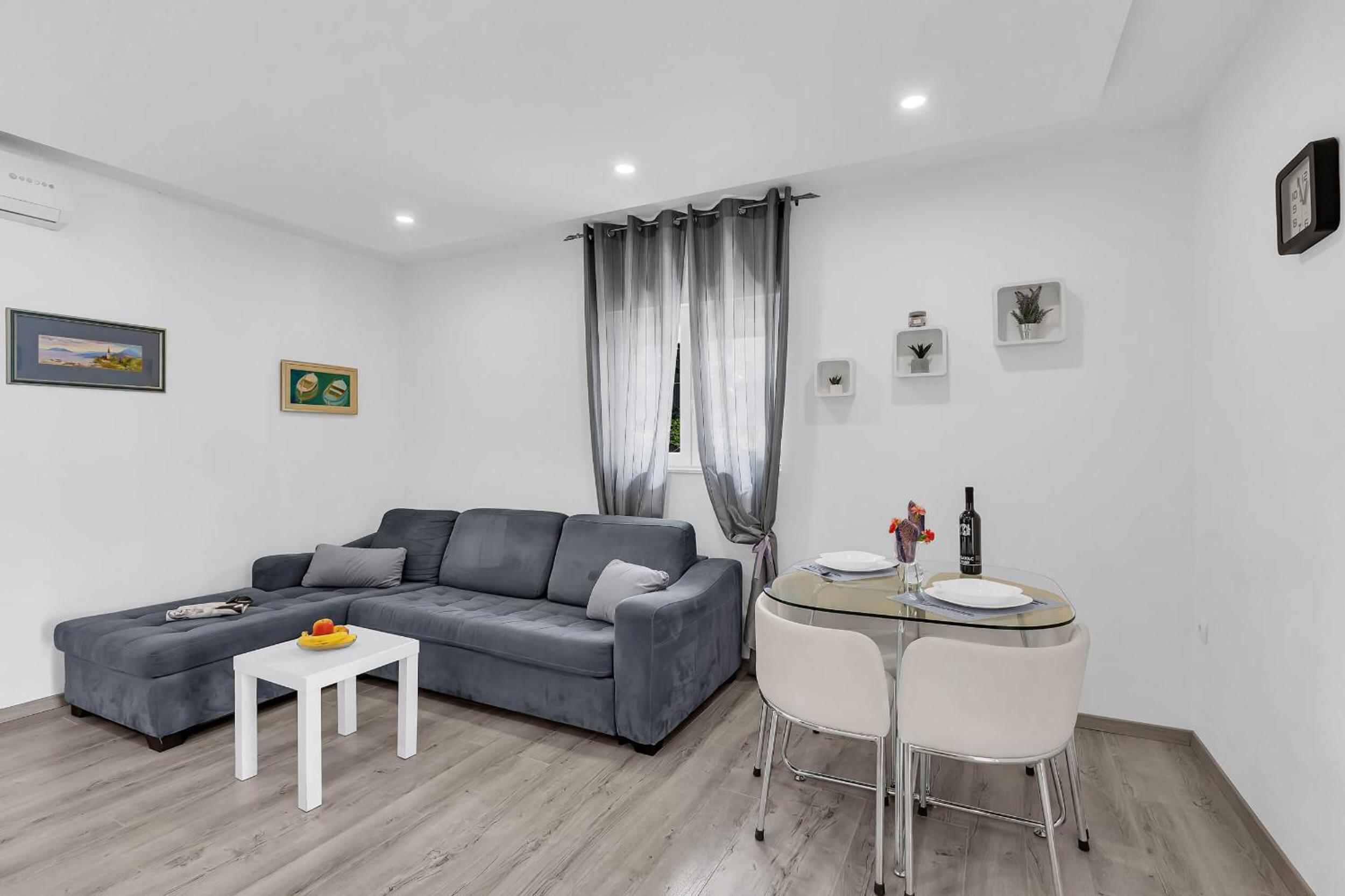 Apartment with Garden View