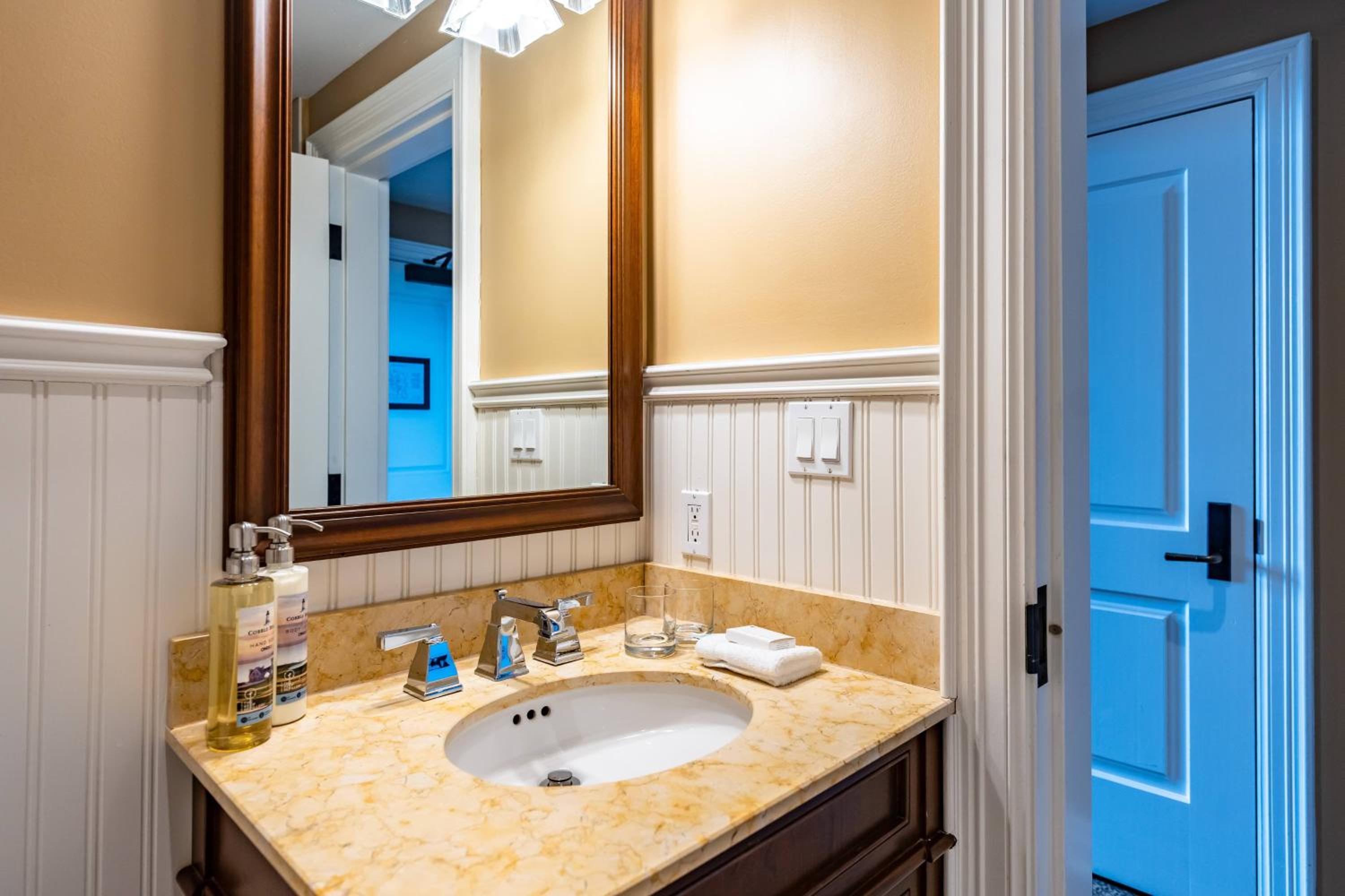 Queen Suite photo 2