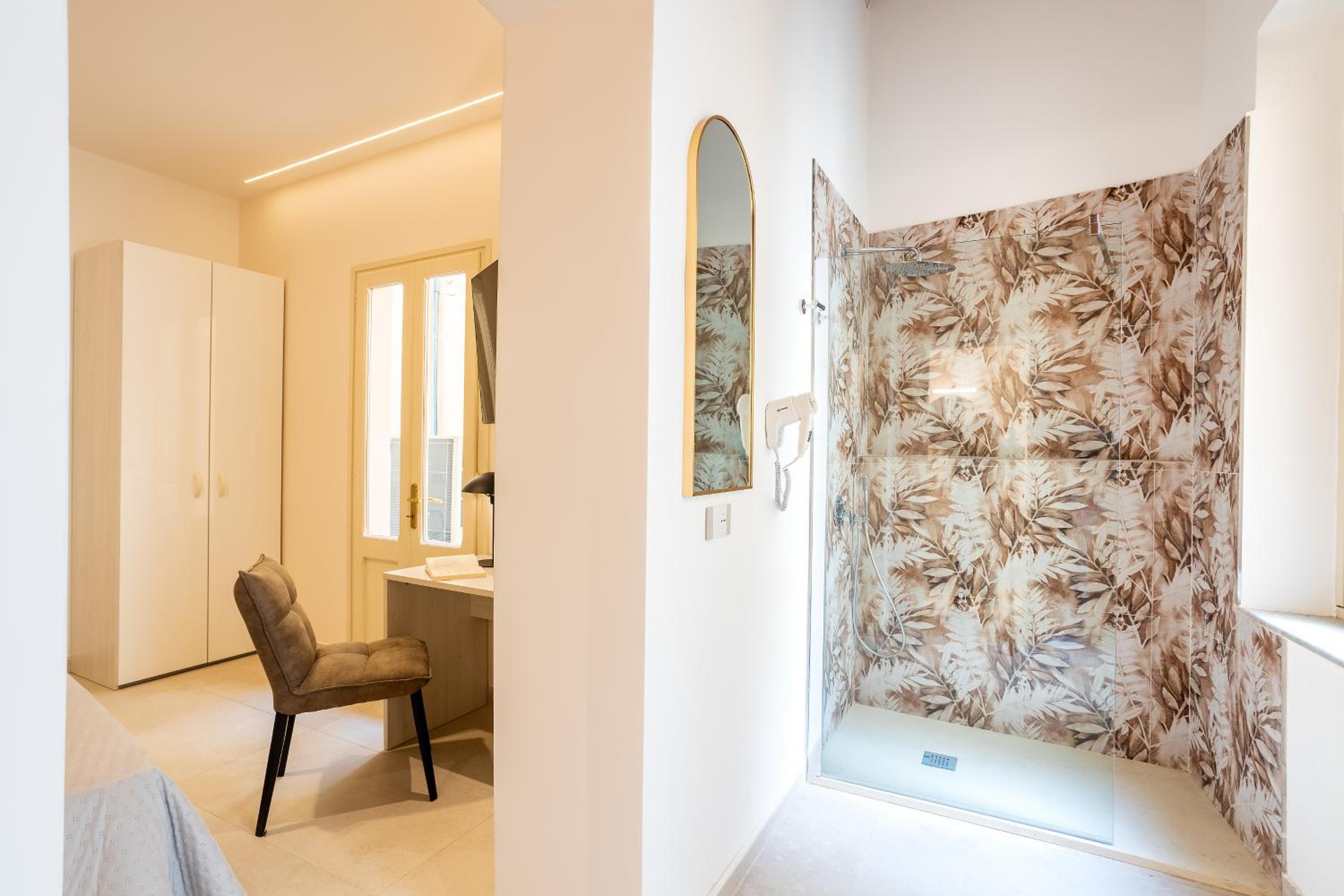 Double Room with Private Bathroom - Photo 25