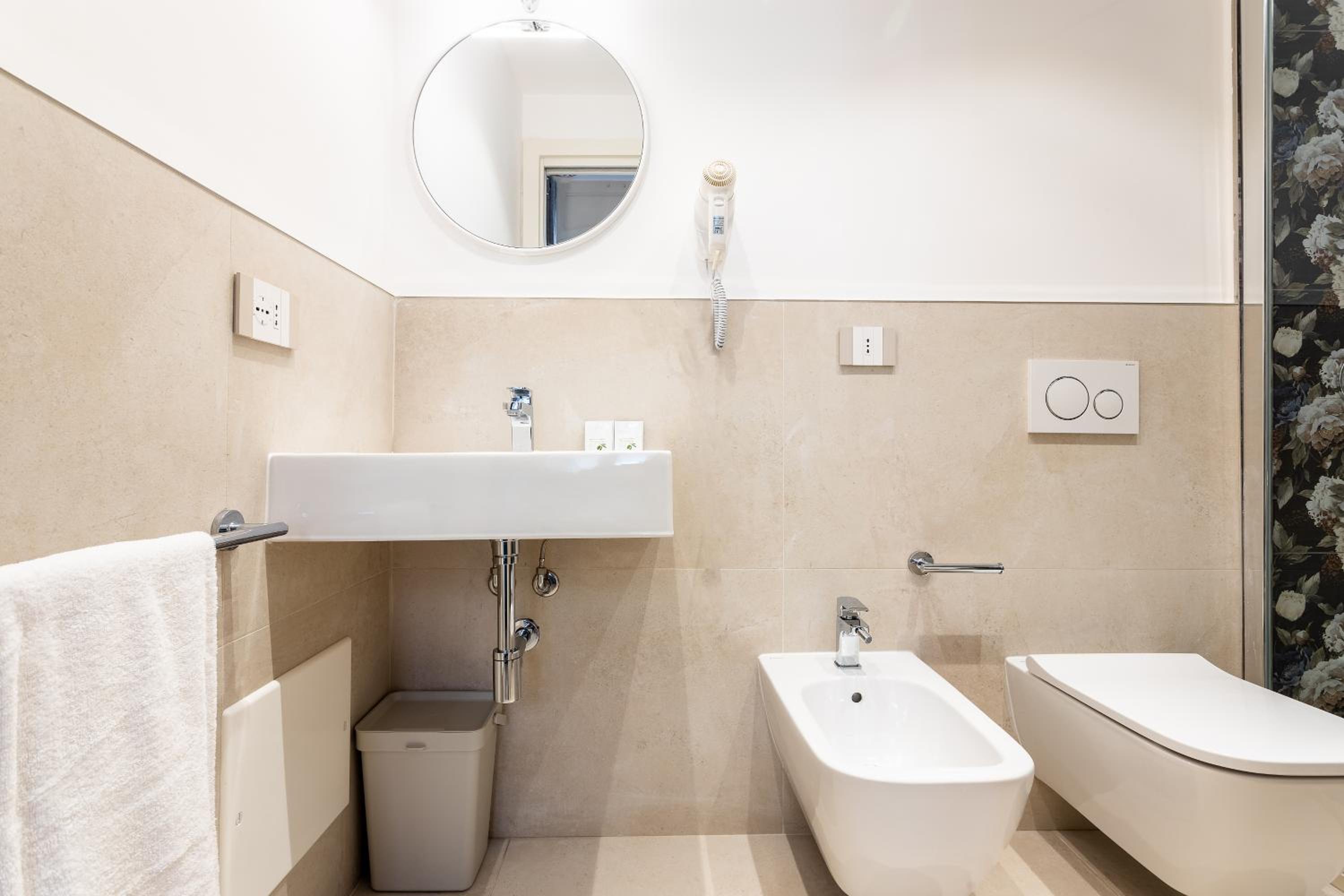 Double Room with Private Bathroom - Photo 40