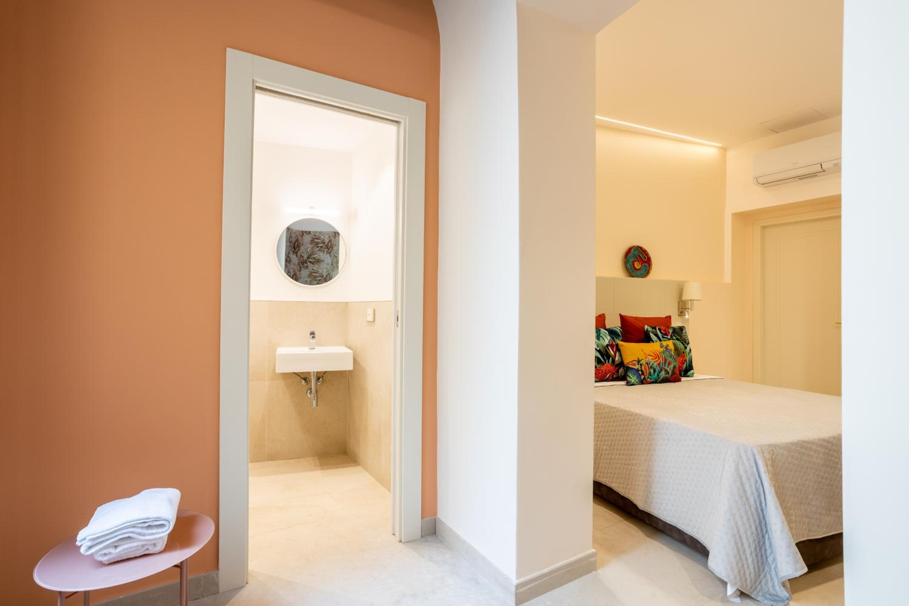 Double Room with Private Bathroom - Photo 7