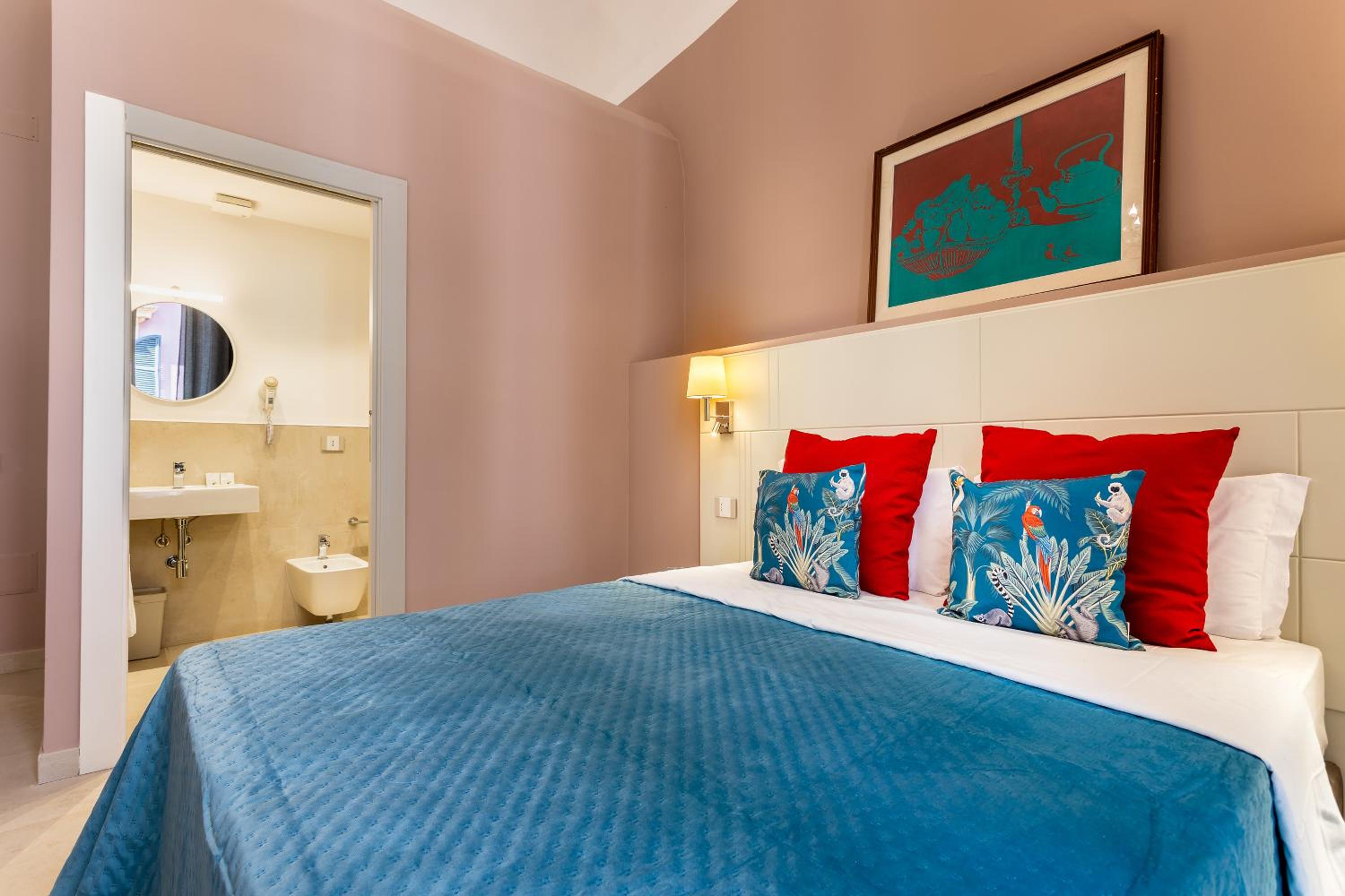 Double Room with Private Bathroom - Photo 9