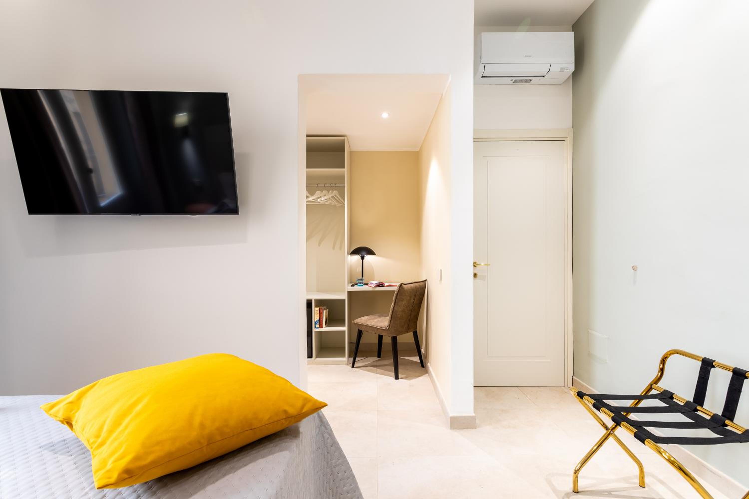 Triple Room with Private Bathroom - Photo 2