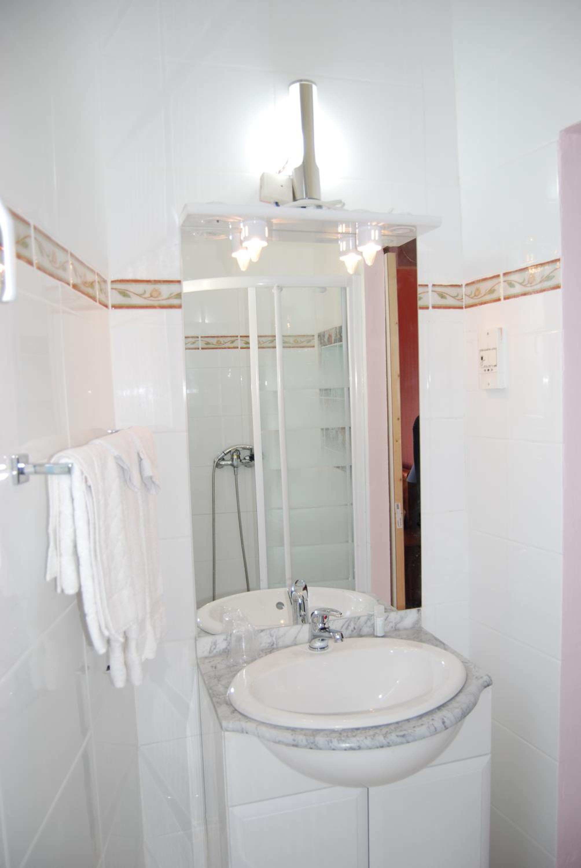 Double or Twin Room - Photo 3