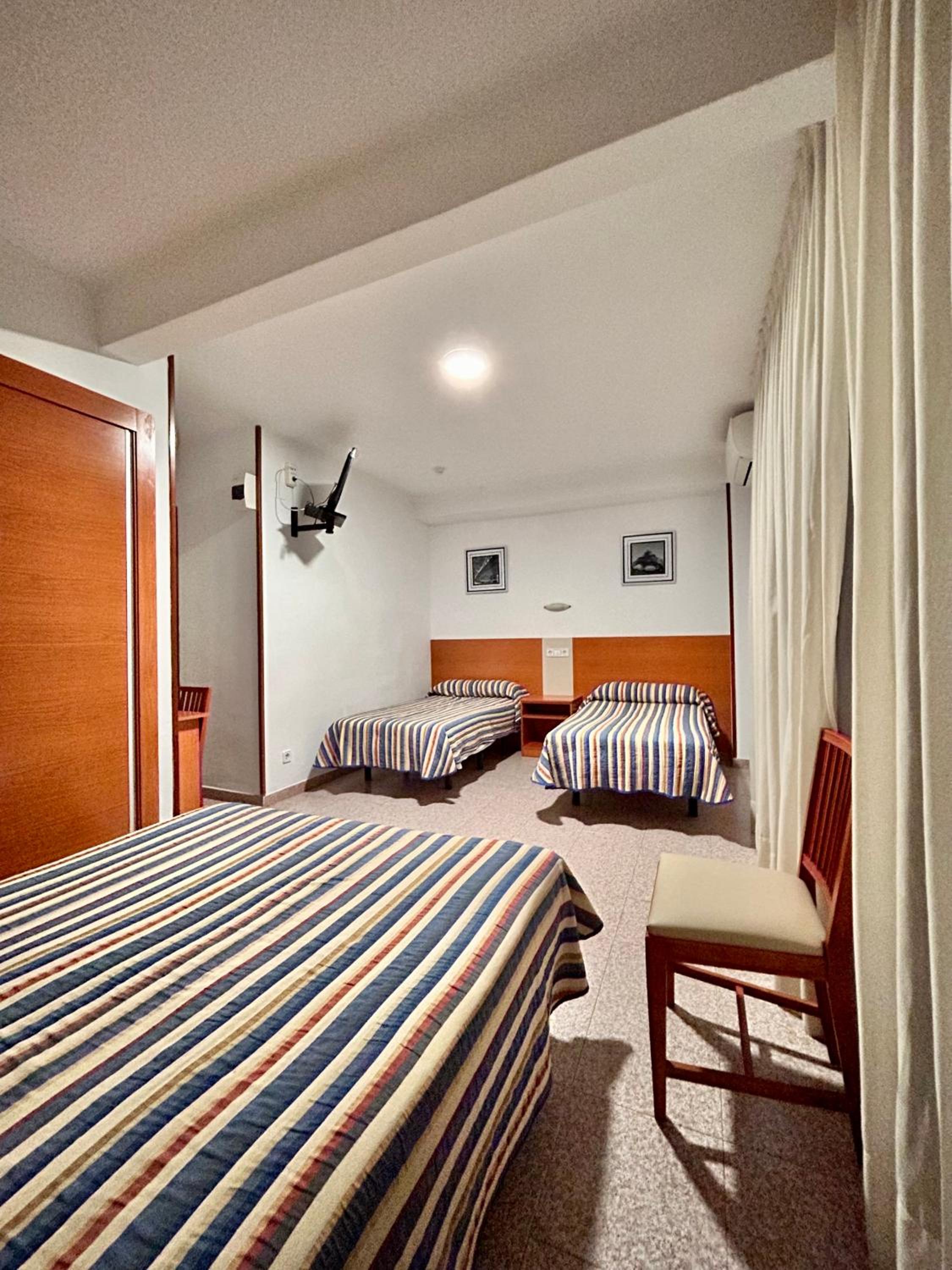 Quadruple Room - Photo 9