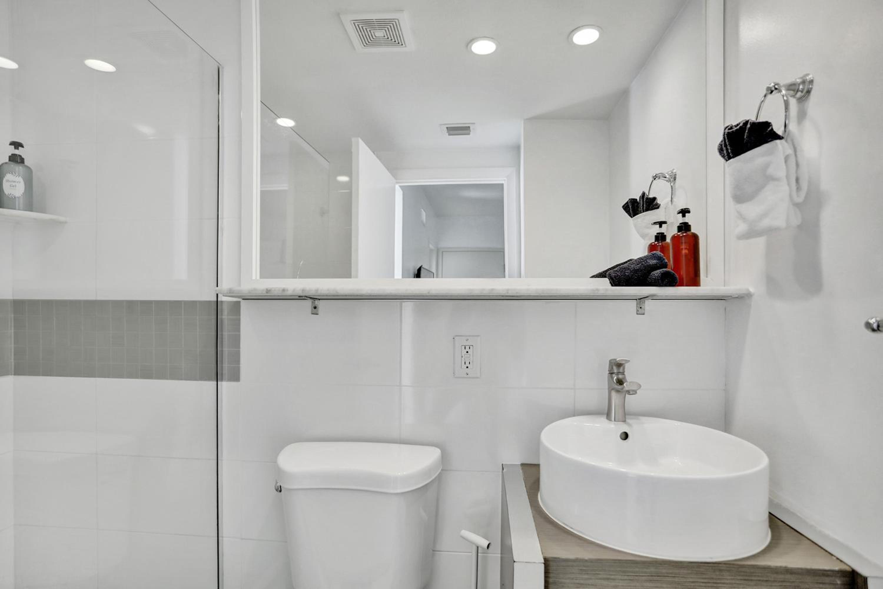 Two-Bedroom Two-Bath Suite with Kitchen thumbnail 6