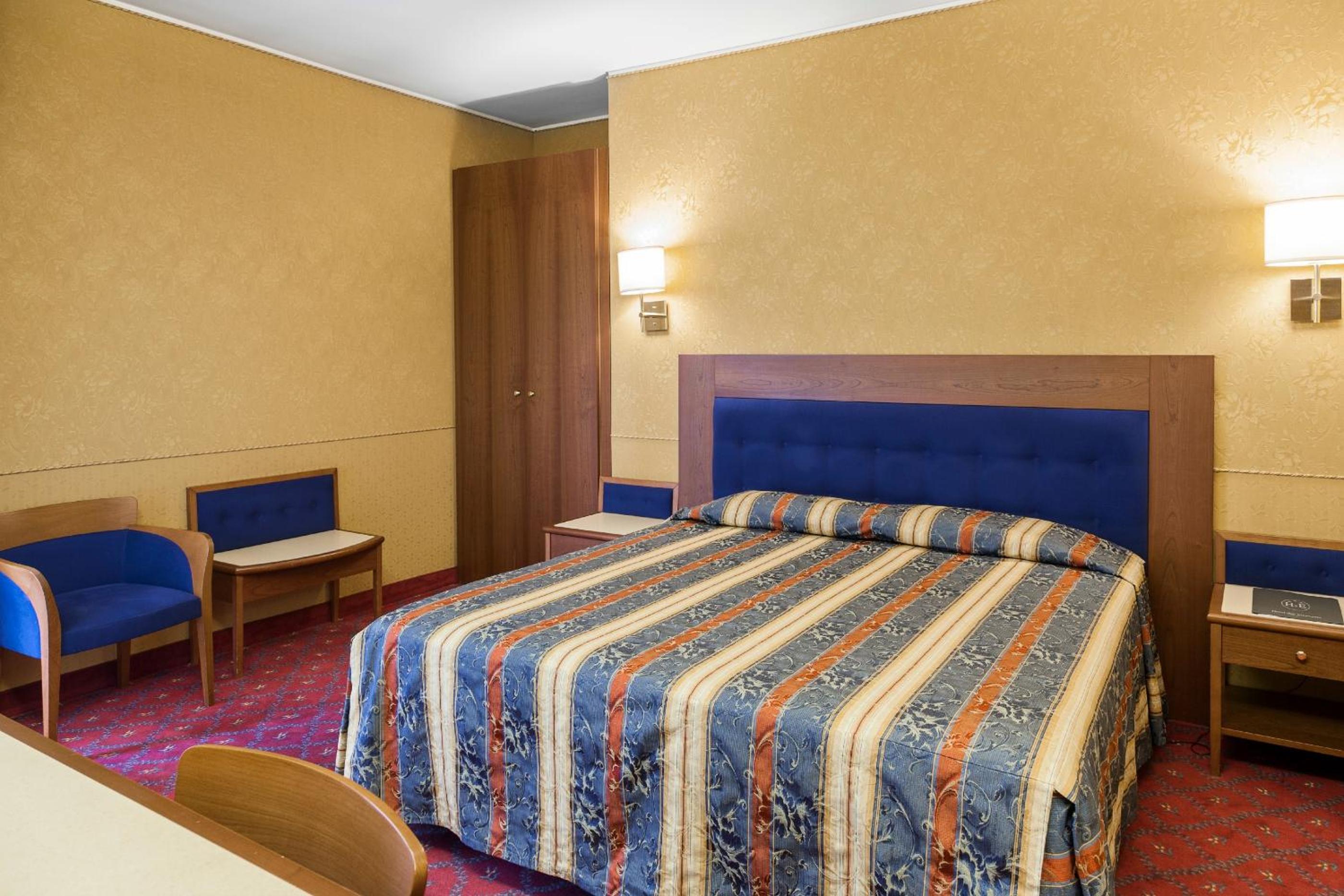 Superior Double Room thumbnail 5