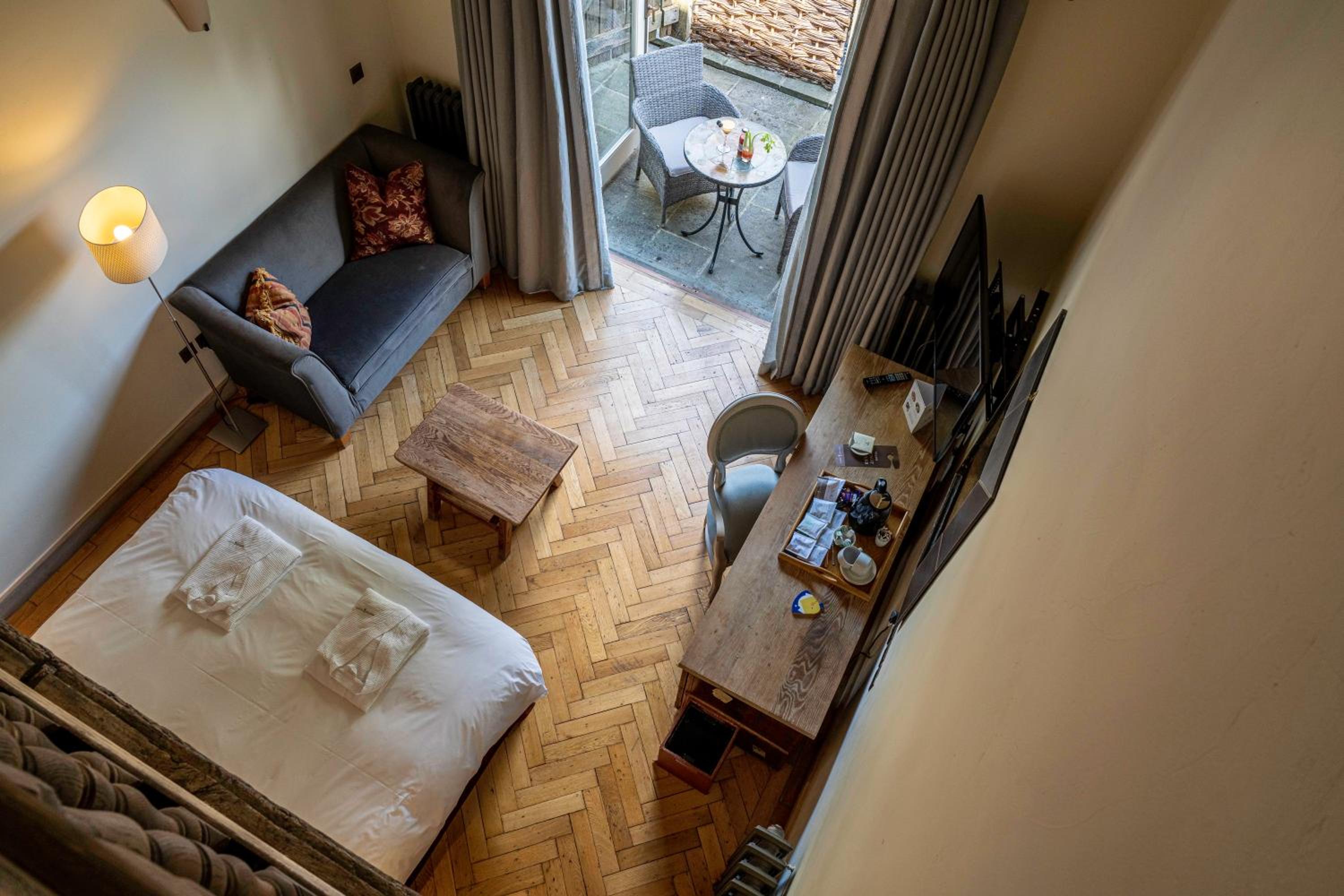 Deluxe with Balcony - Photo 9