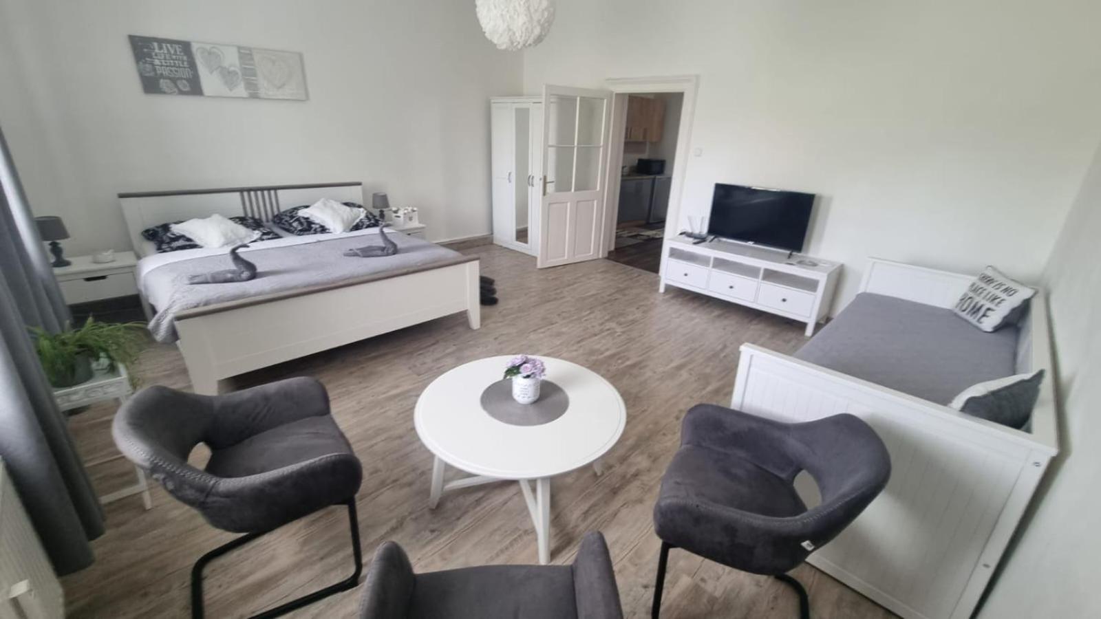 One-Bedroom Apartment - Photo 1