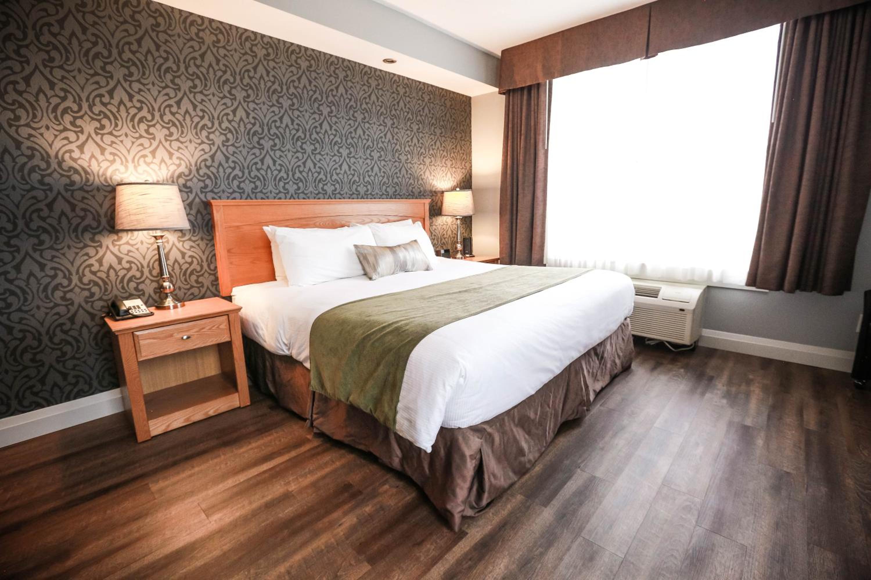 Executive Suite - Photo 2