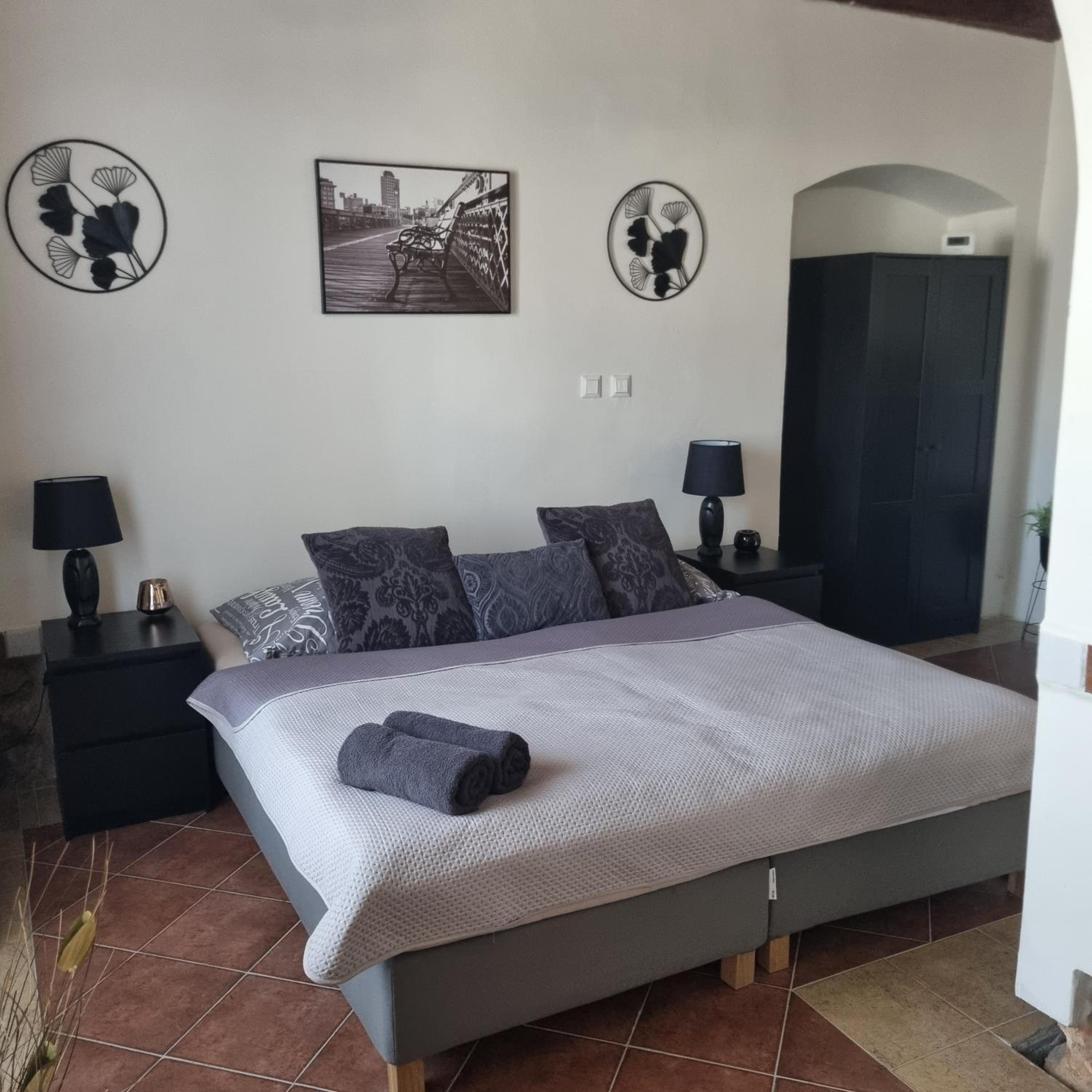 One-Bedroom Apartment - Photo 11