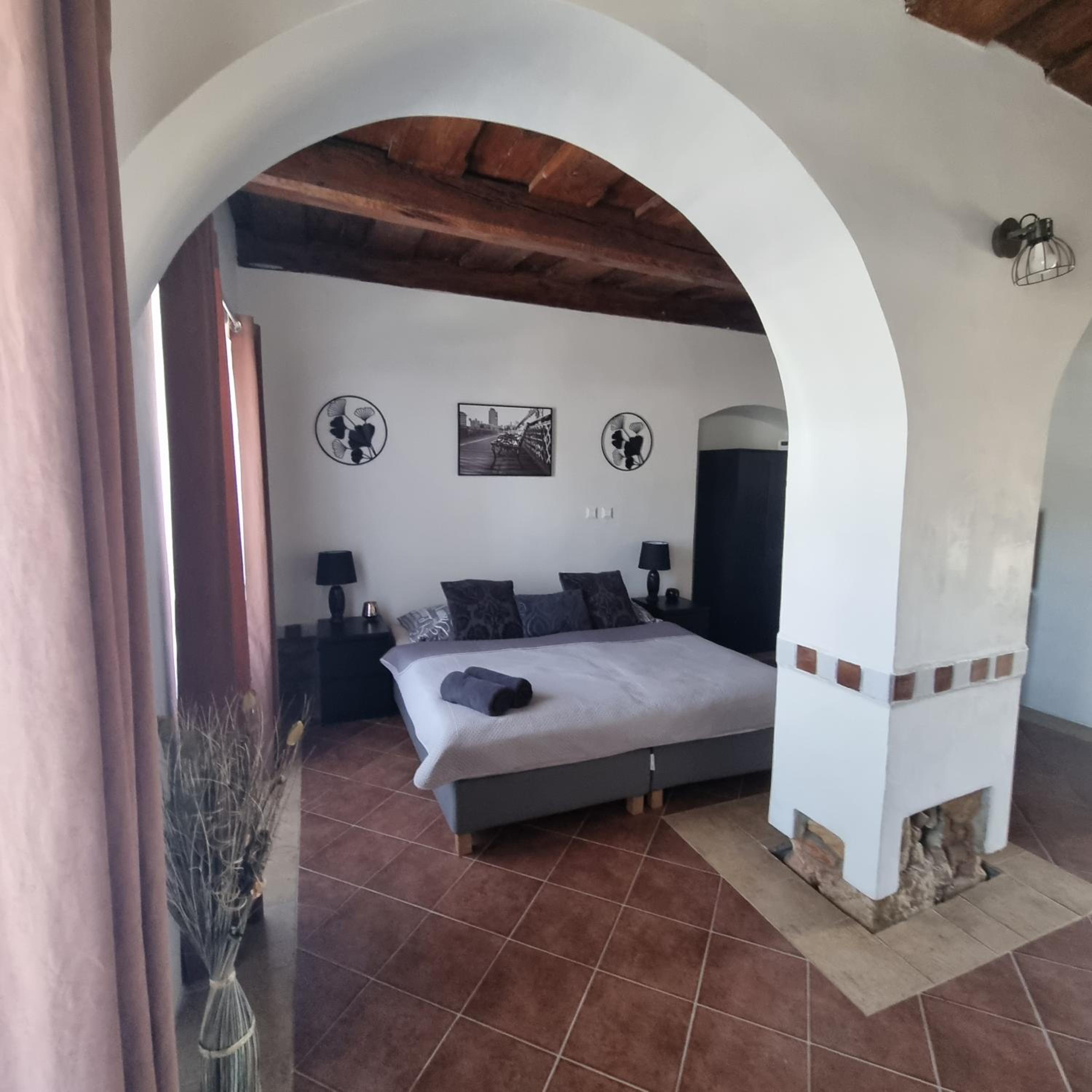 One-Bedroom Apartment - Photo 12