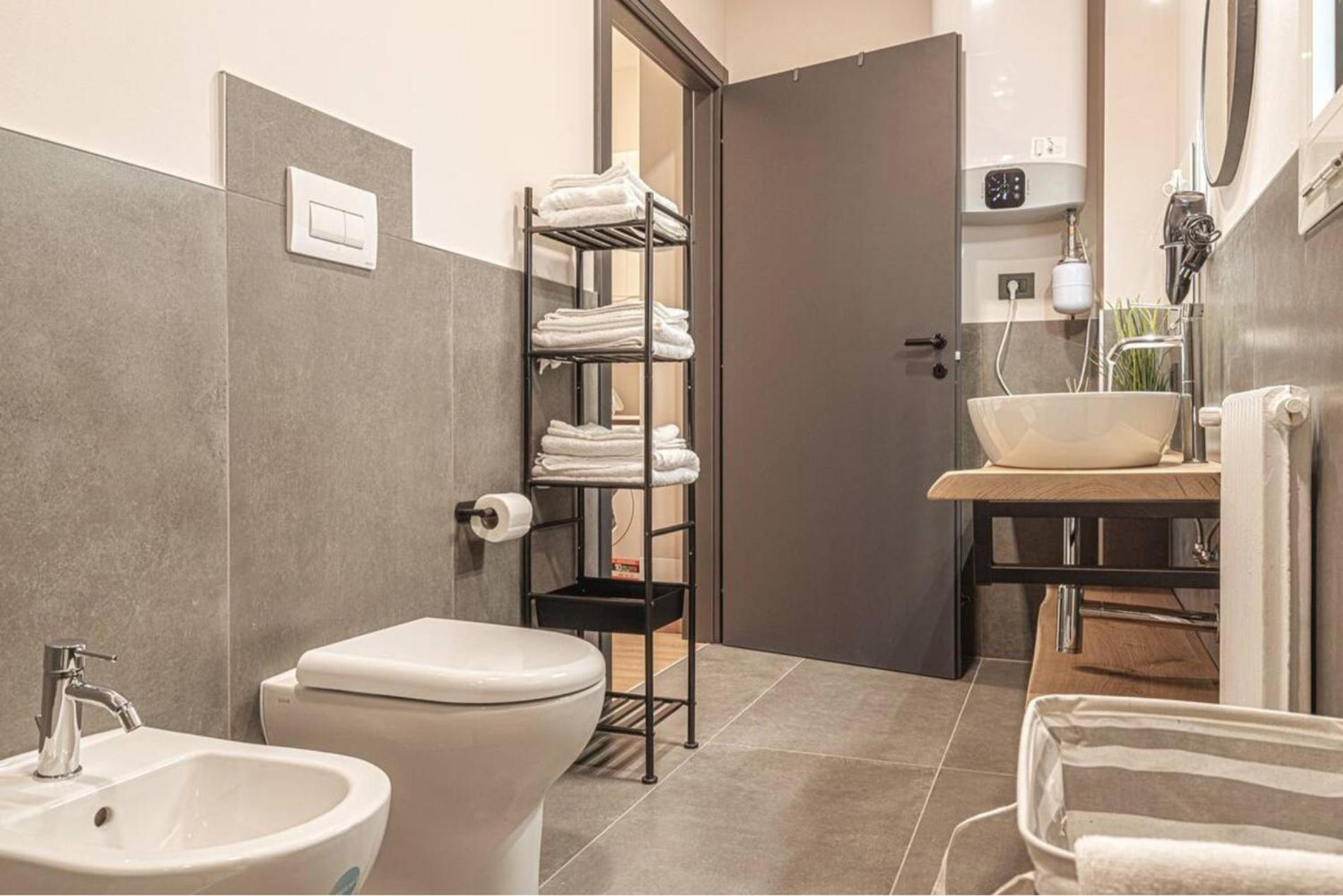 Apartment with Shower photo 3