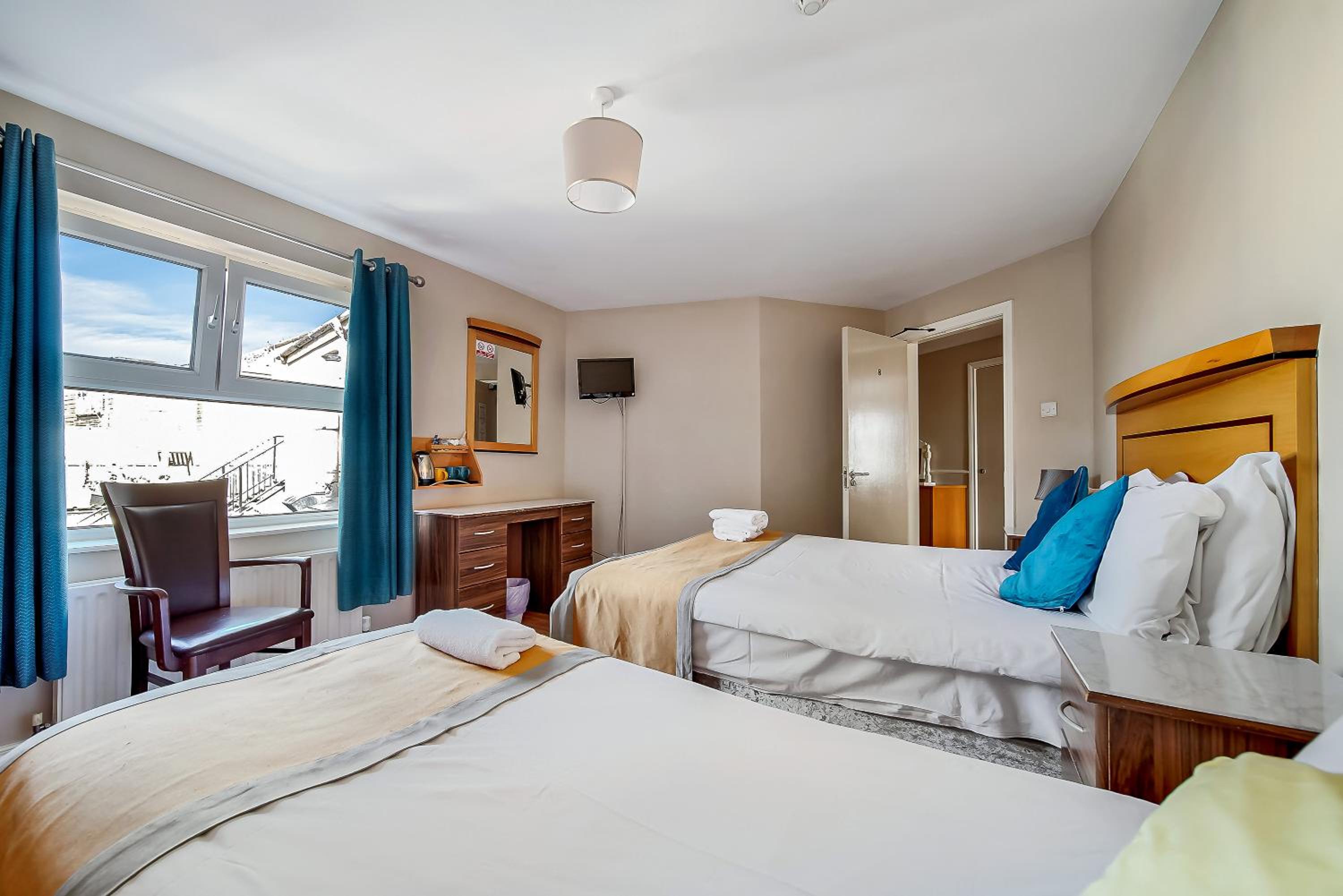 Twin Room - Photo 2
