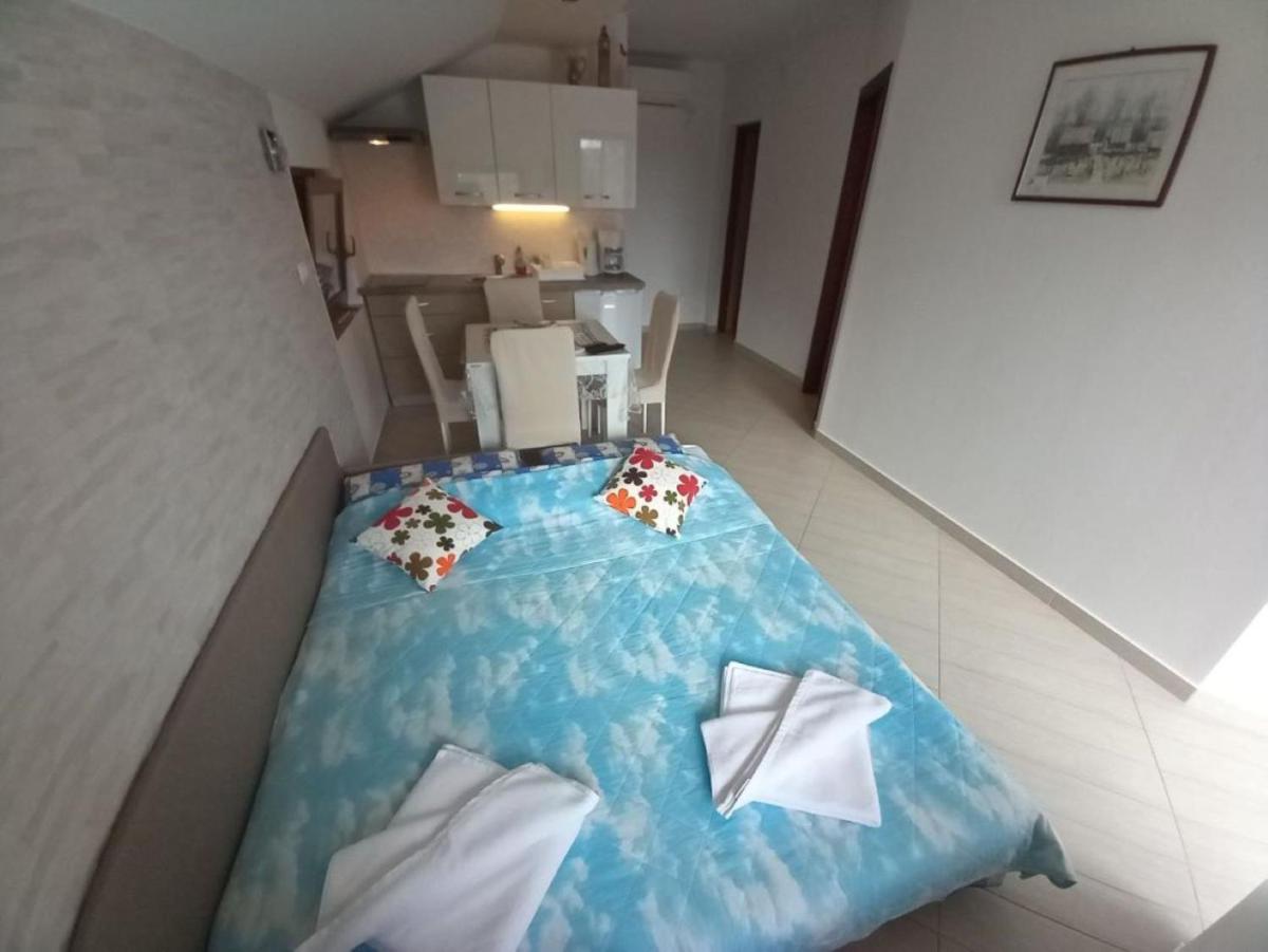 Apartment with Balcony - Photo 6