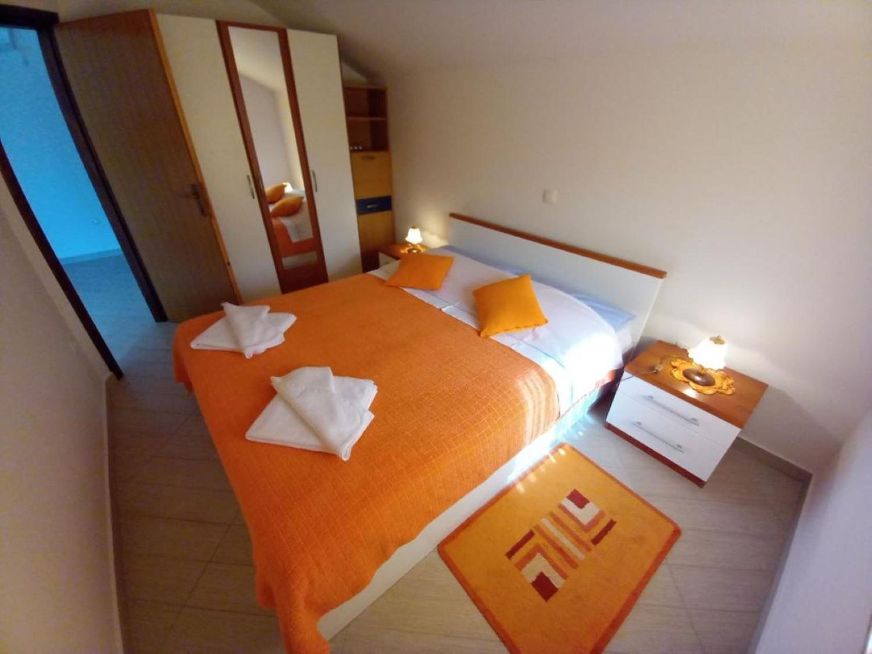 Apartment with Balcony - Photo 5