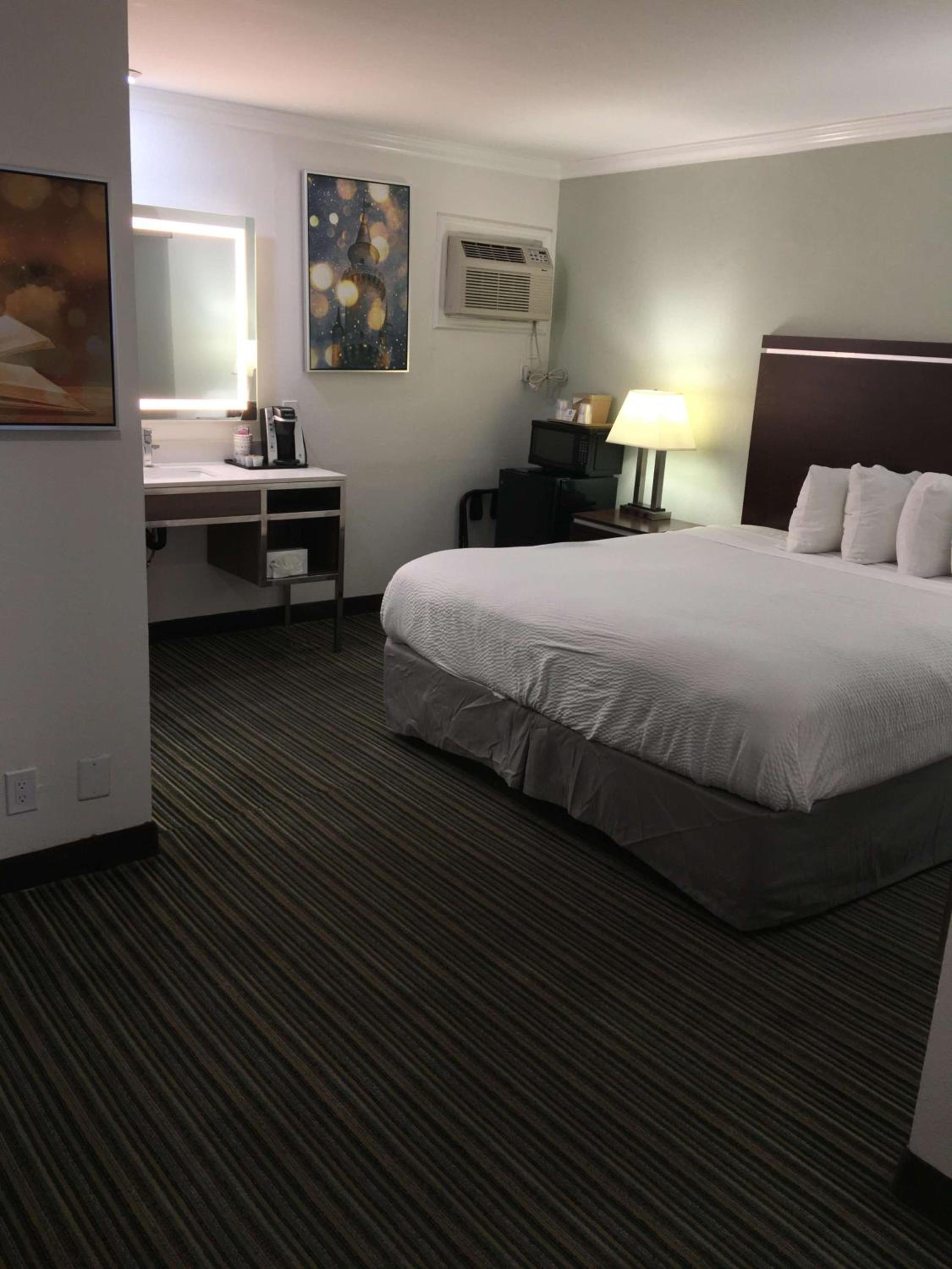King Room - Non-Smoking - Photo 2