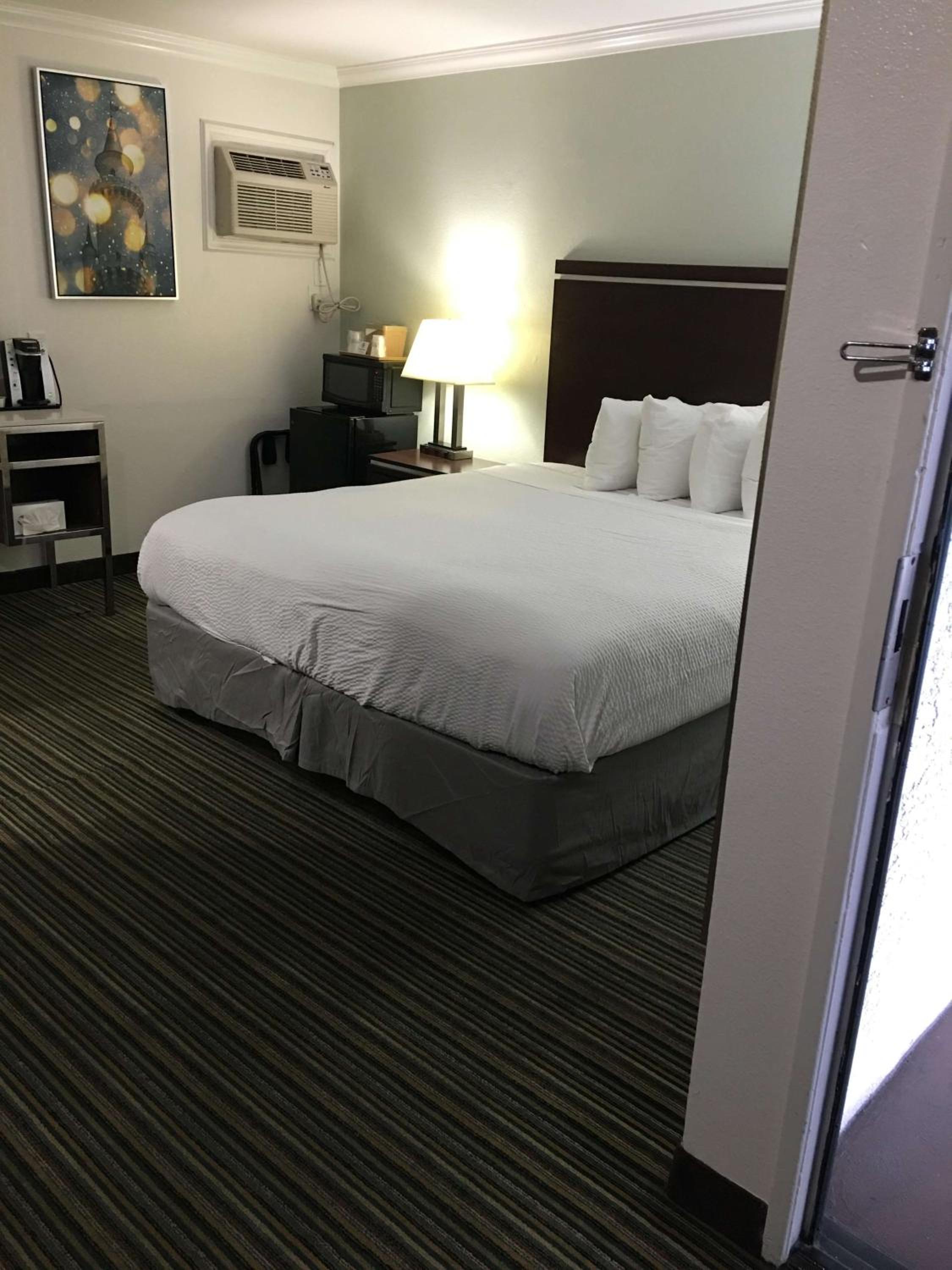King Room - Non-Smoking - Photo 3