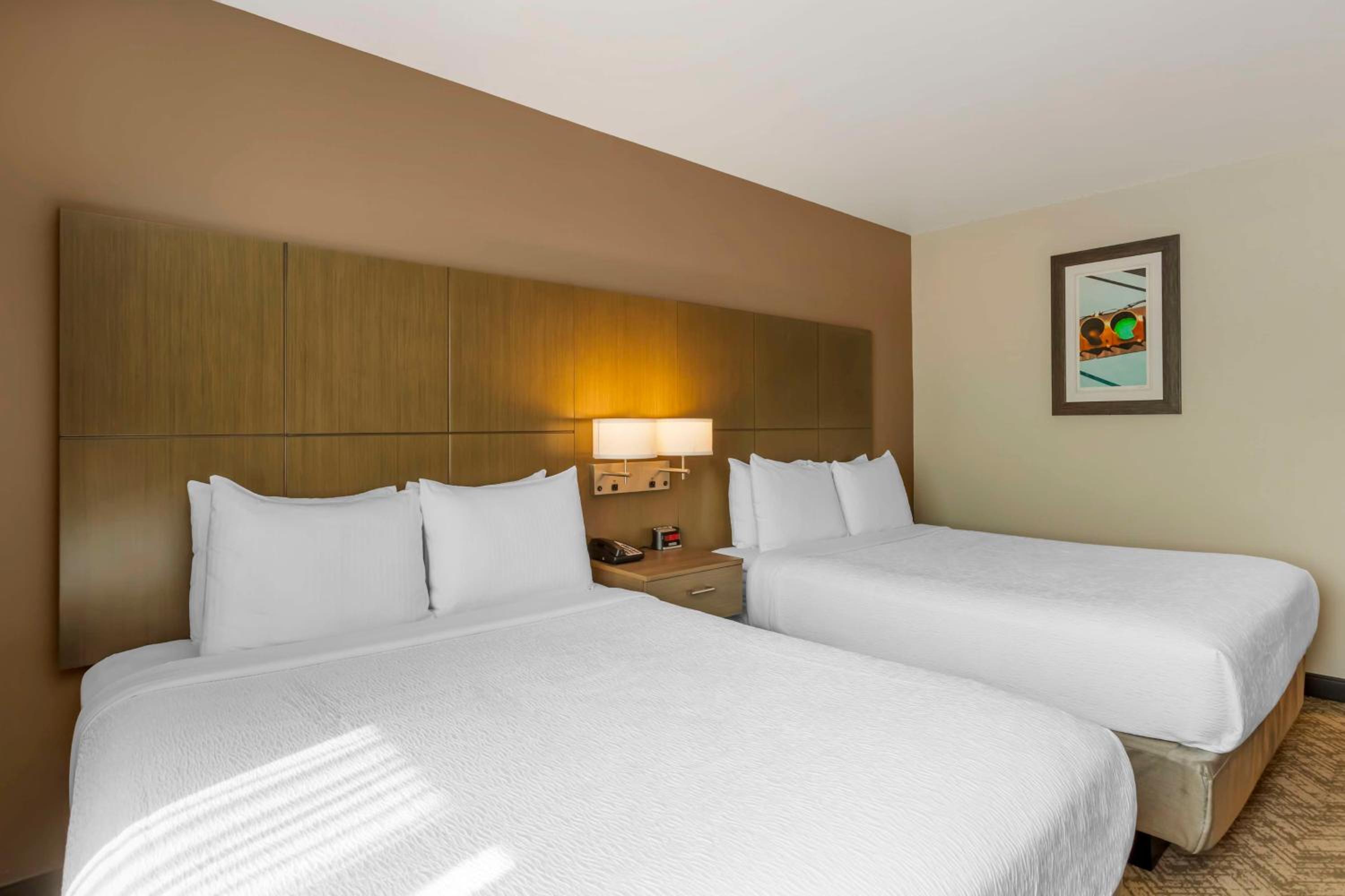 Queen Room with Two Queen Beds - Photo 3