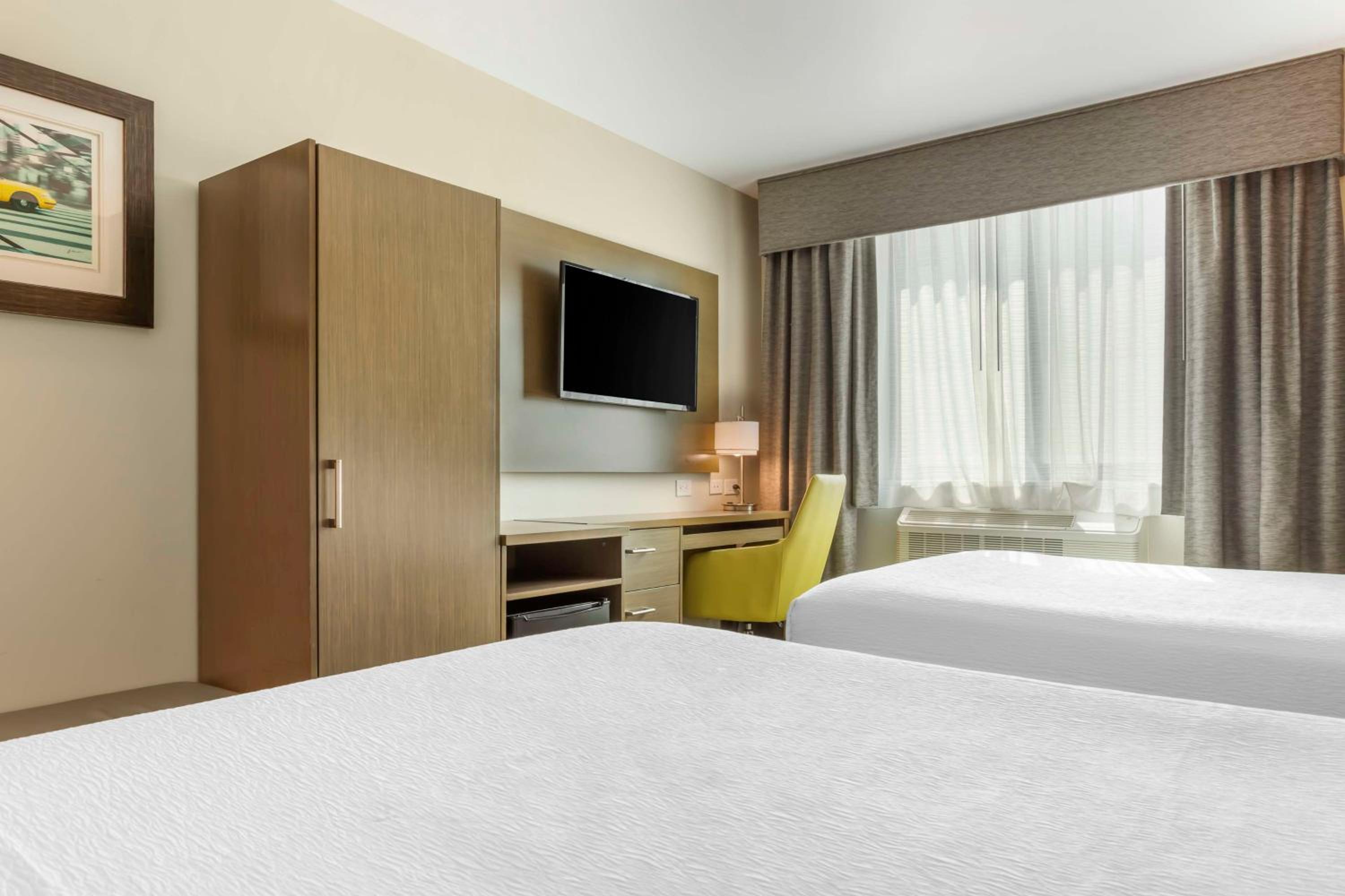 Queen Room with Two Queen Beds - Photo 4