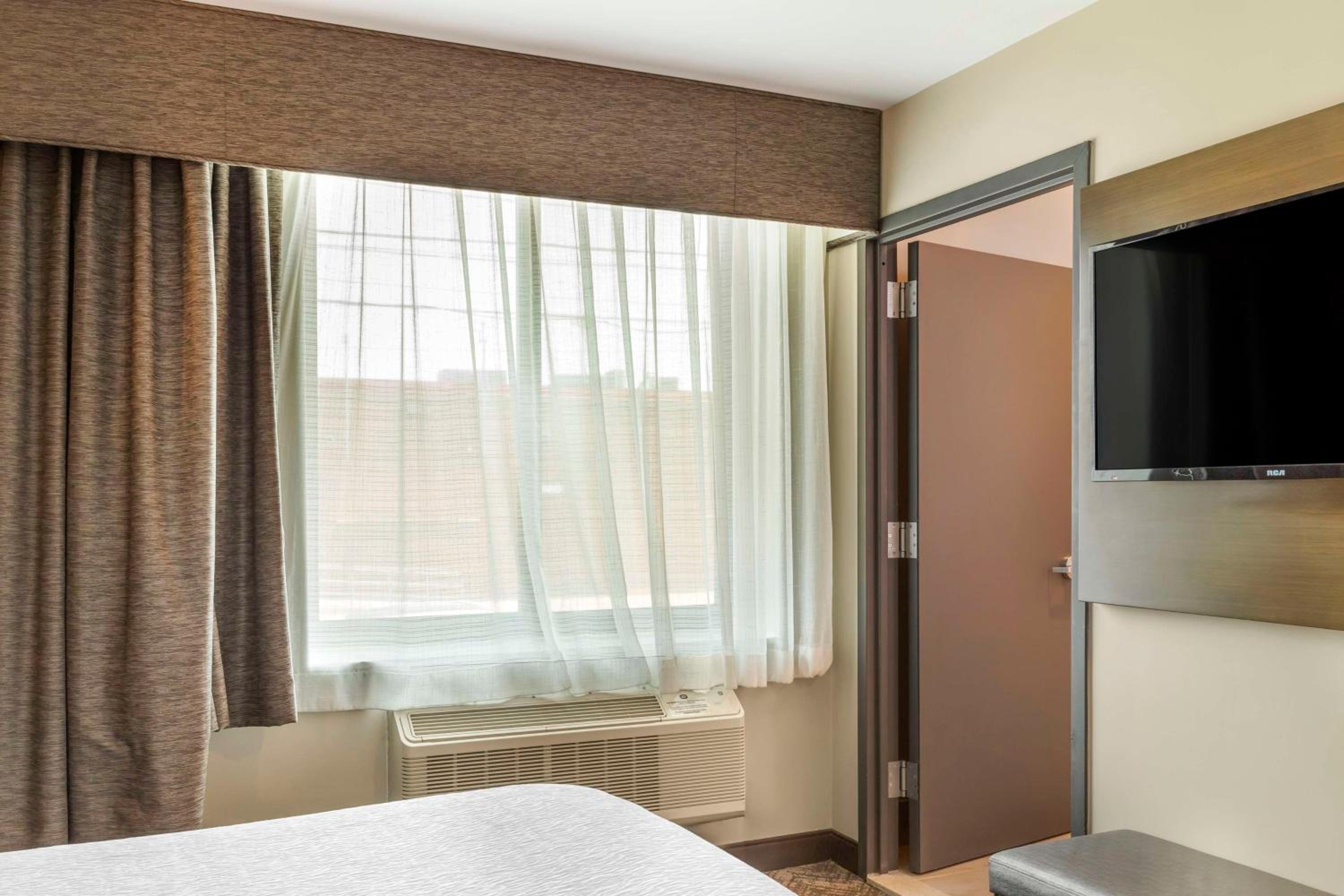 Queen Room - Disability Access Tub - Photo 3