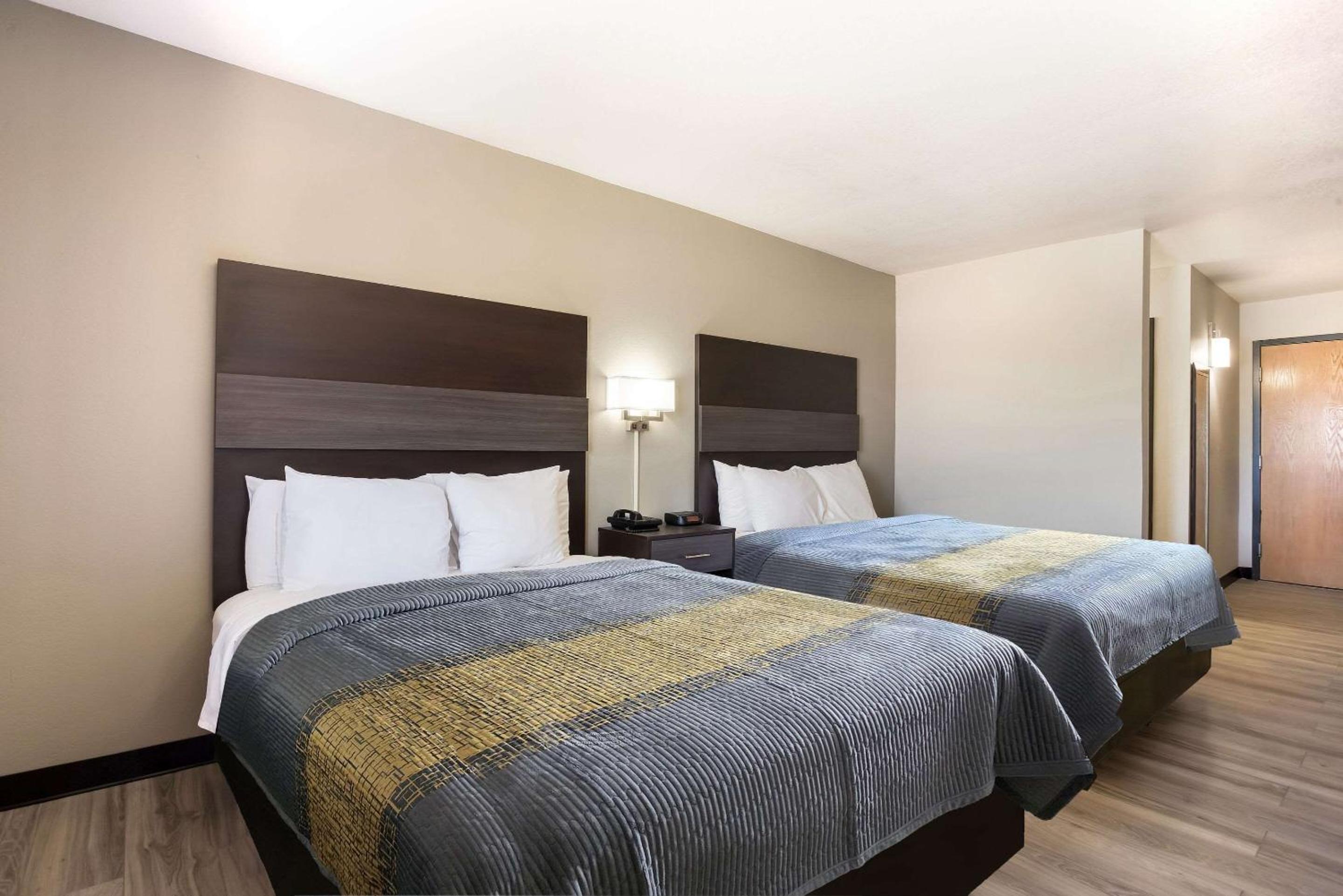 Queen Room with Two Queen Beds - Non-Smoking/No Pets - Photo 3