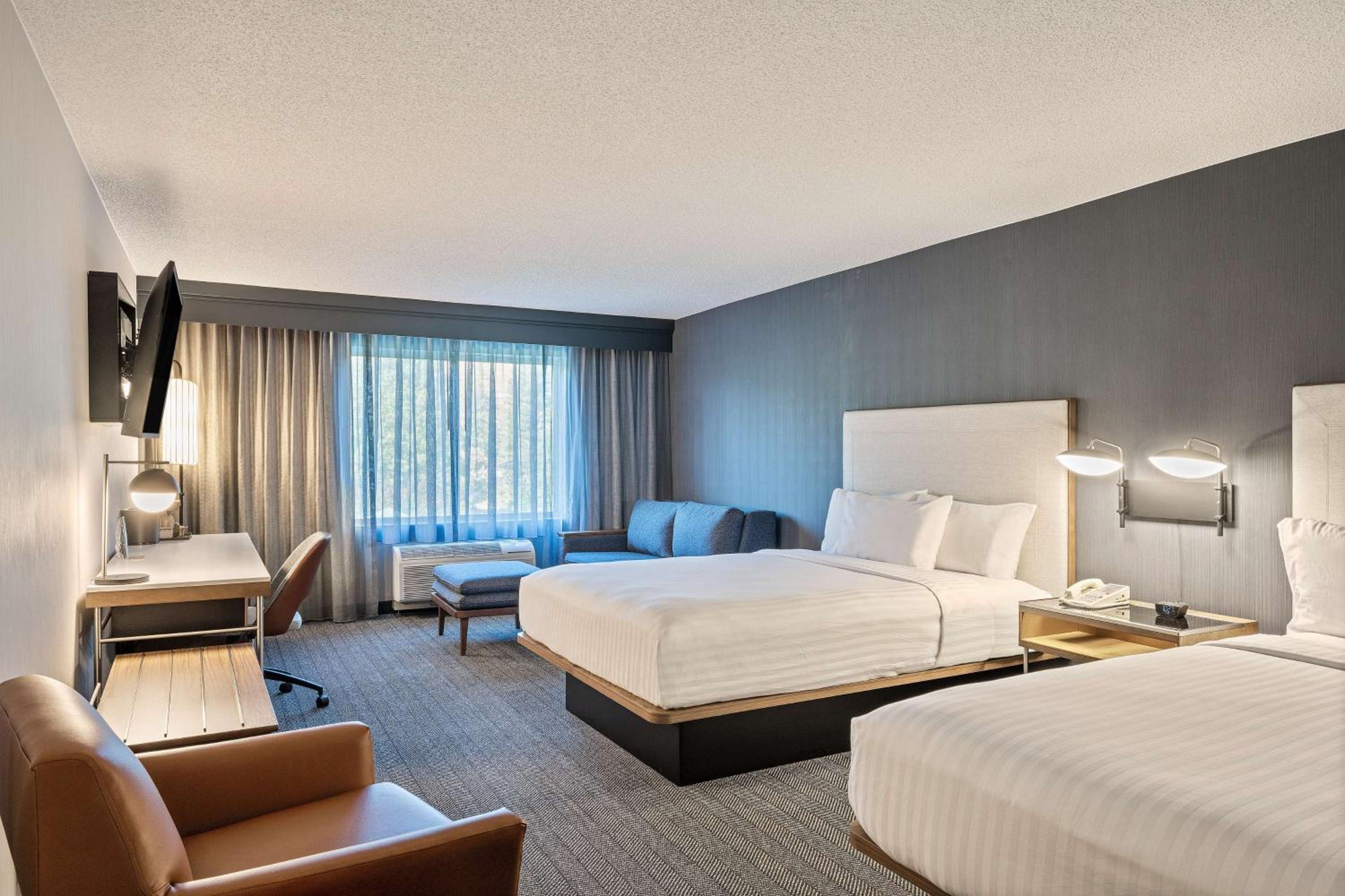Guestroom Two Queens at Sonesta Select Pleasant Hill in Pleasant Hill