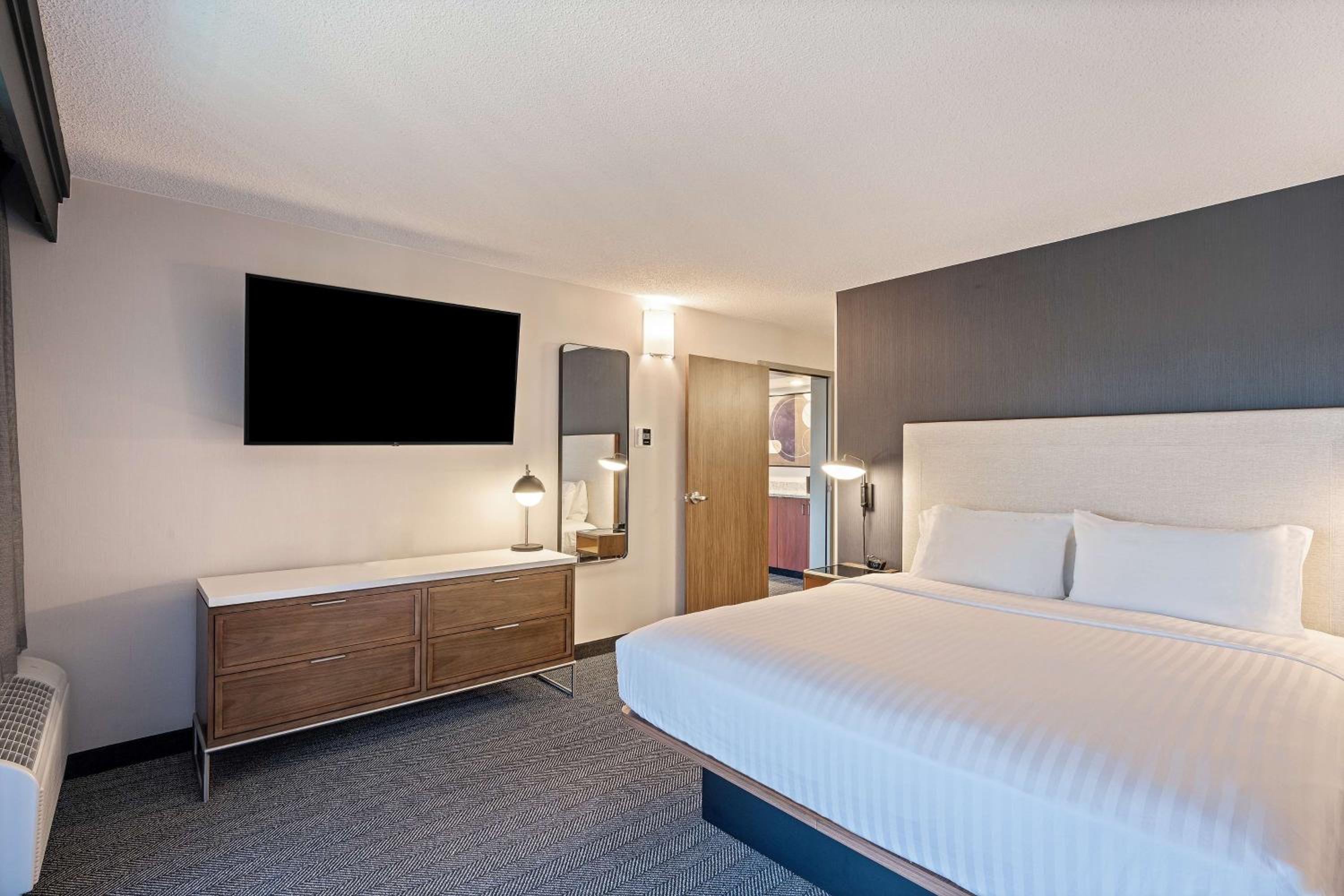 One Bedroom Suite King with Sofabed - Photo 1