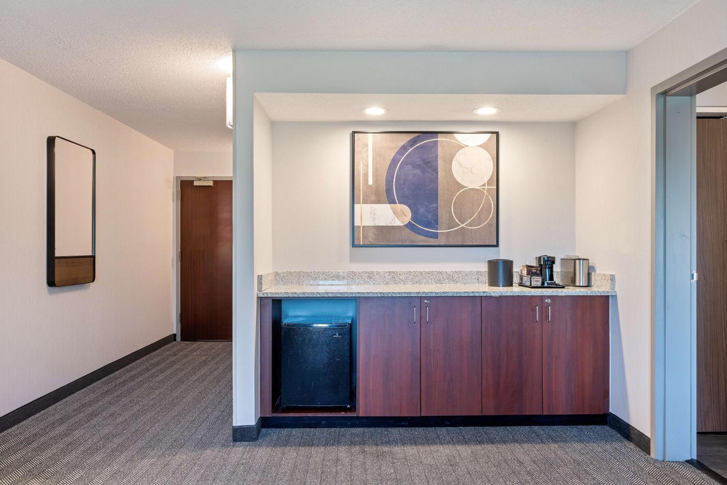 One Bedroom Suite King with Sofabed - Photo 2