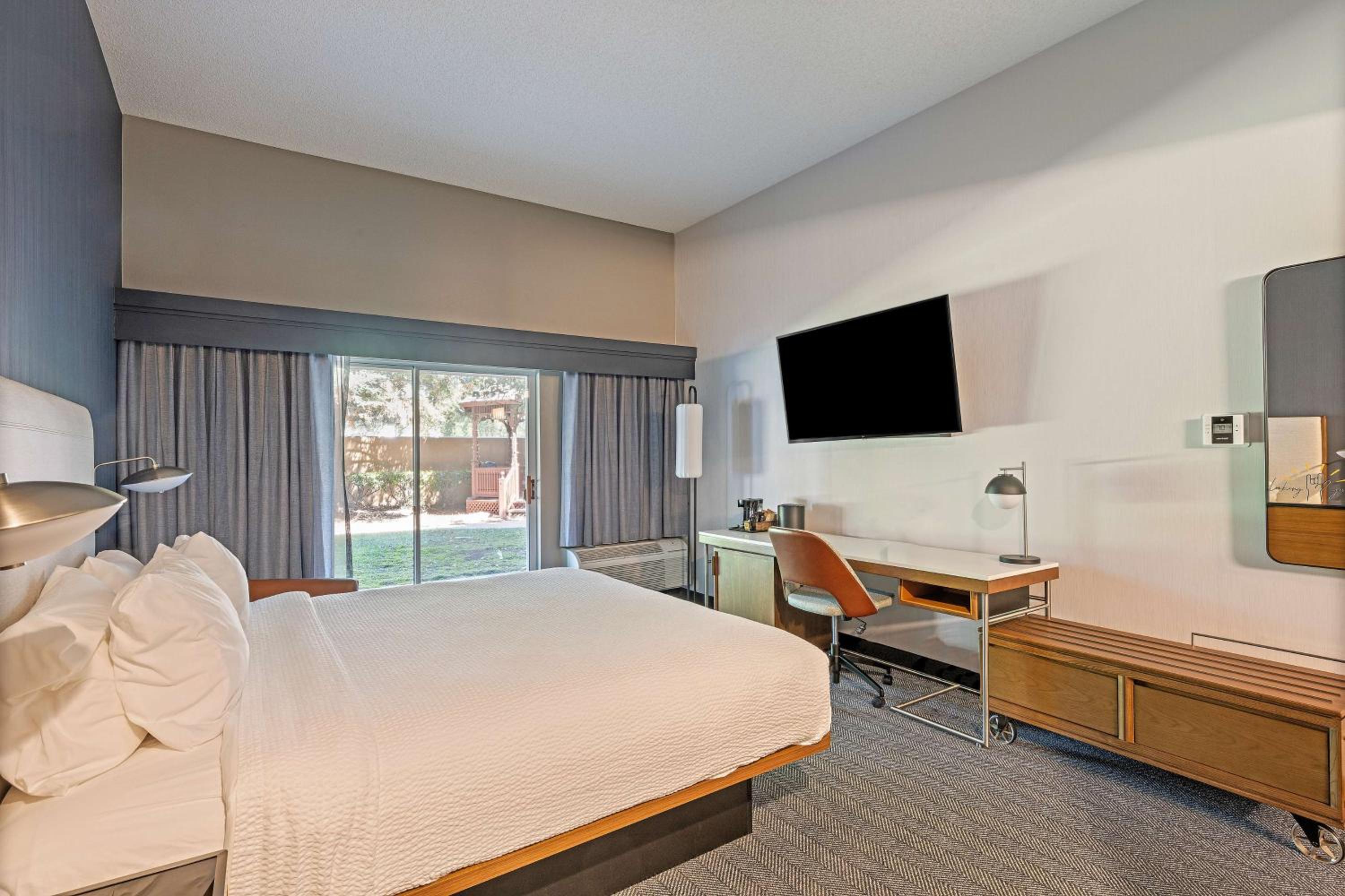 Guestroom King at Sonesta Select Pleasant Hill in Pleasant Hill