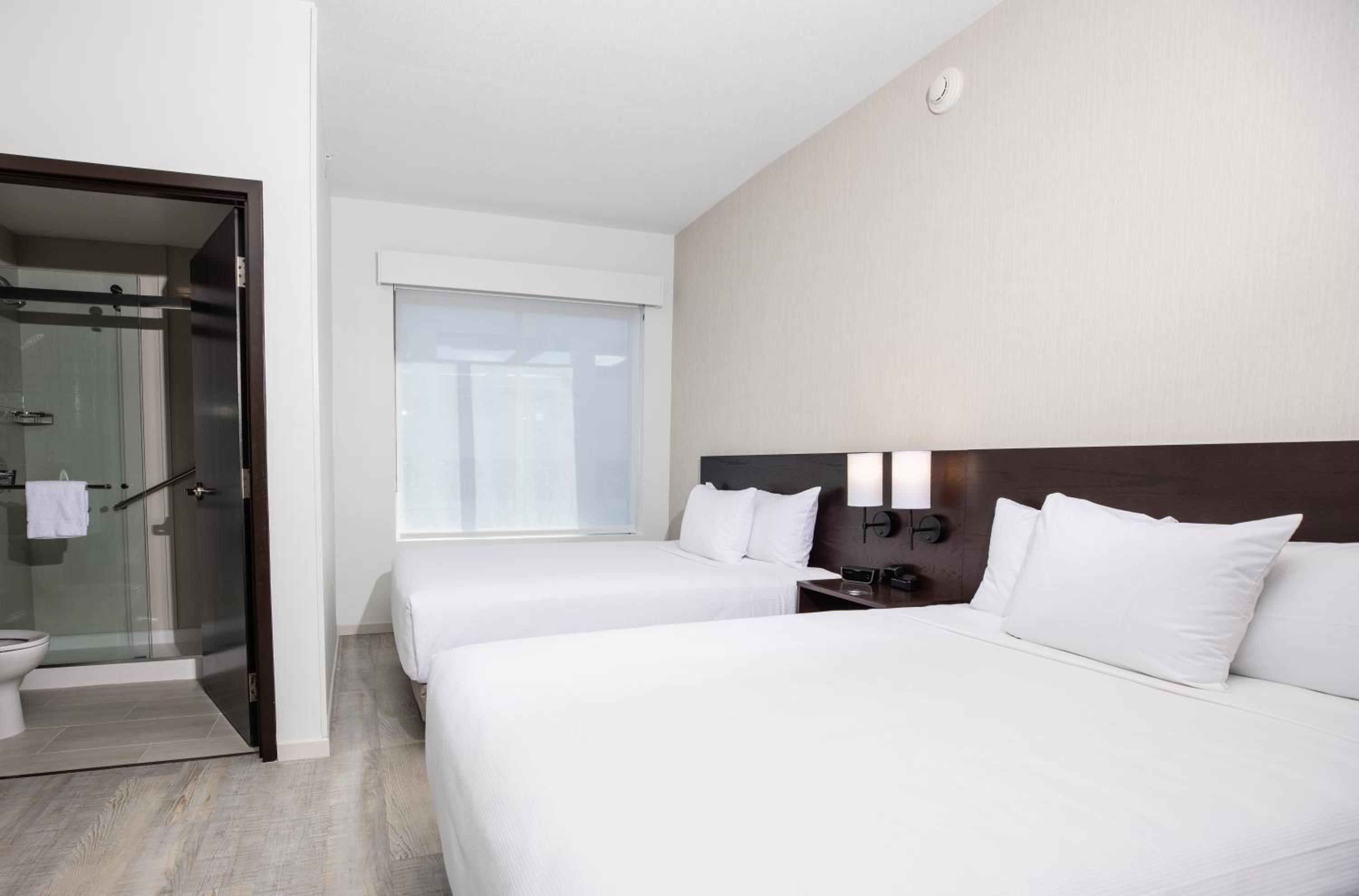 Queen Room with Two Queen Beds and Sofa Bed - High Floor - Photo 3