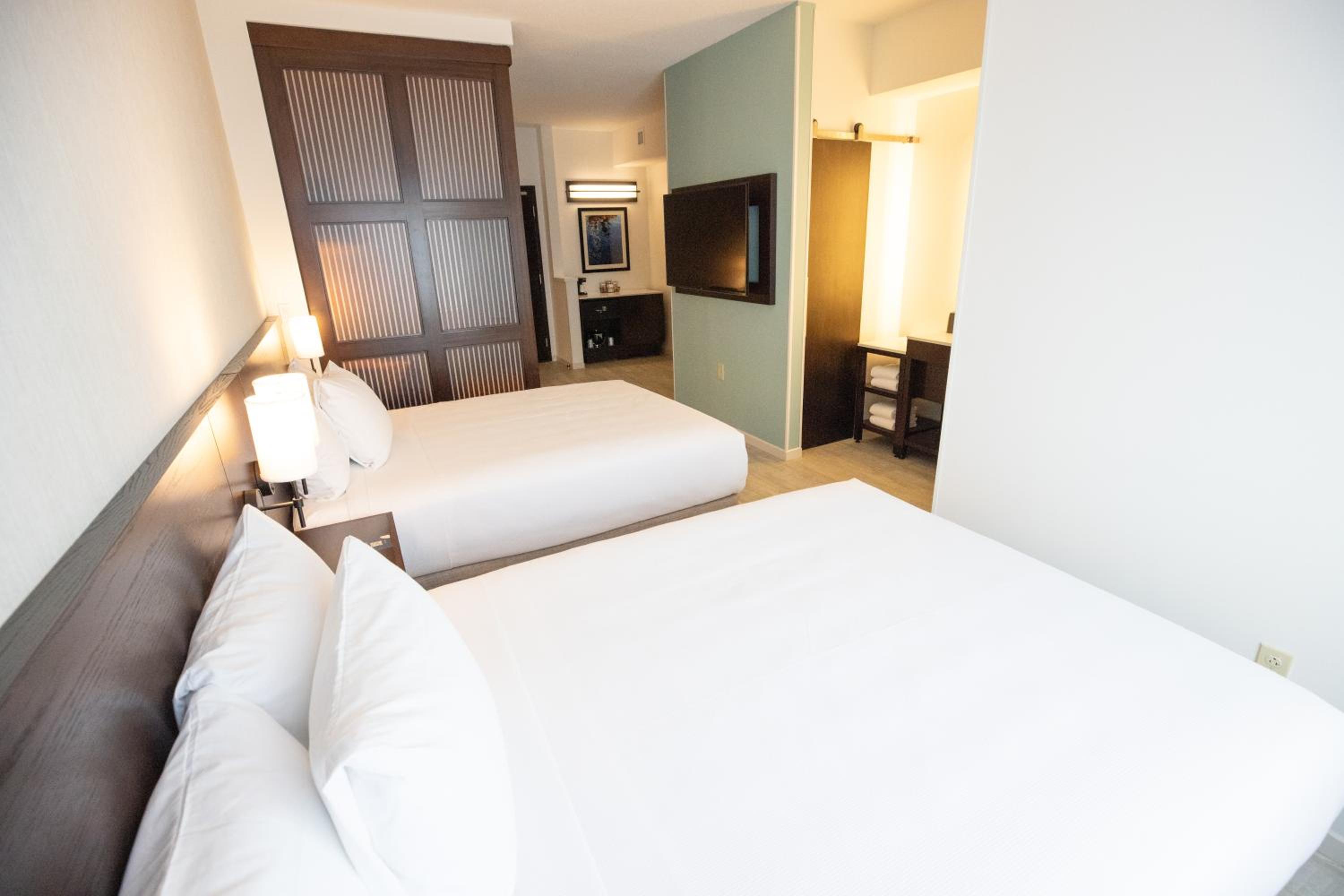 Queen Room with Two Queen Beds and Sofa Bed - High Floor - Photo 4